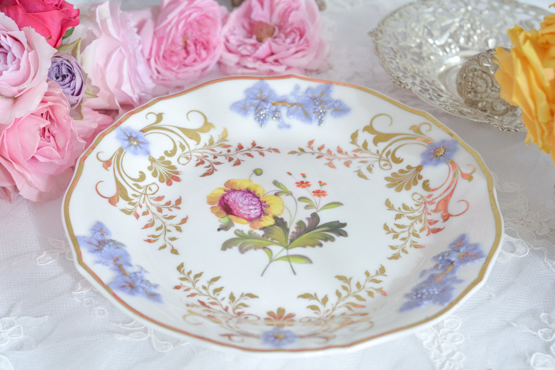 H&Rダニエルは1822年から1846年までという短い期間しか製造していないのですが、とても素晴らしい磁器を作っていたメーカです。 数がとても少なく、なかなか見つけることが難しいのですが「出会えたらいいな」と日々探していてこのプレートに巡り会えました!中央に描かれたお花は繊細なタッチで描かれています。縁の立体的な葡萄とお花の装飾はパープルブルーと金彩で彩られています。 この美しいプレートでティータイムをお楽しみいただけたら嬉しいです。