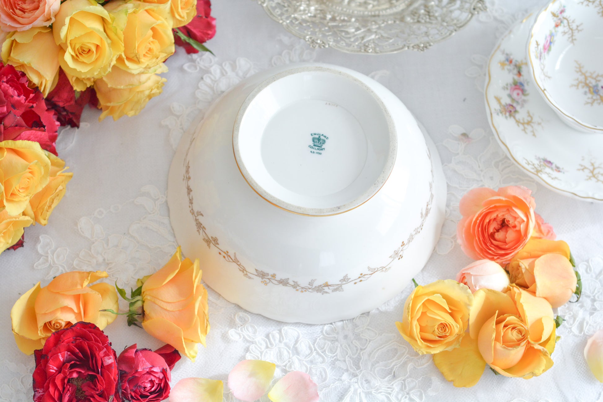 コールポートの花々と宿木?の描かれたプレートです。私は宿木シリーズと呼んでおります。ハンドペイントで生き生きと描かれたお花と、繊細で丁寧に描かれた金彩の宿木がコールポートらしく上品です。華やかでクリスマスにもぴったりな雰囲気ですね。スロップボウルは、元々はティータイムの際に湯こぼしの器として使われてきました。サラダなどを盛り付けても素敵です。