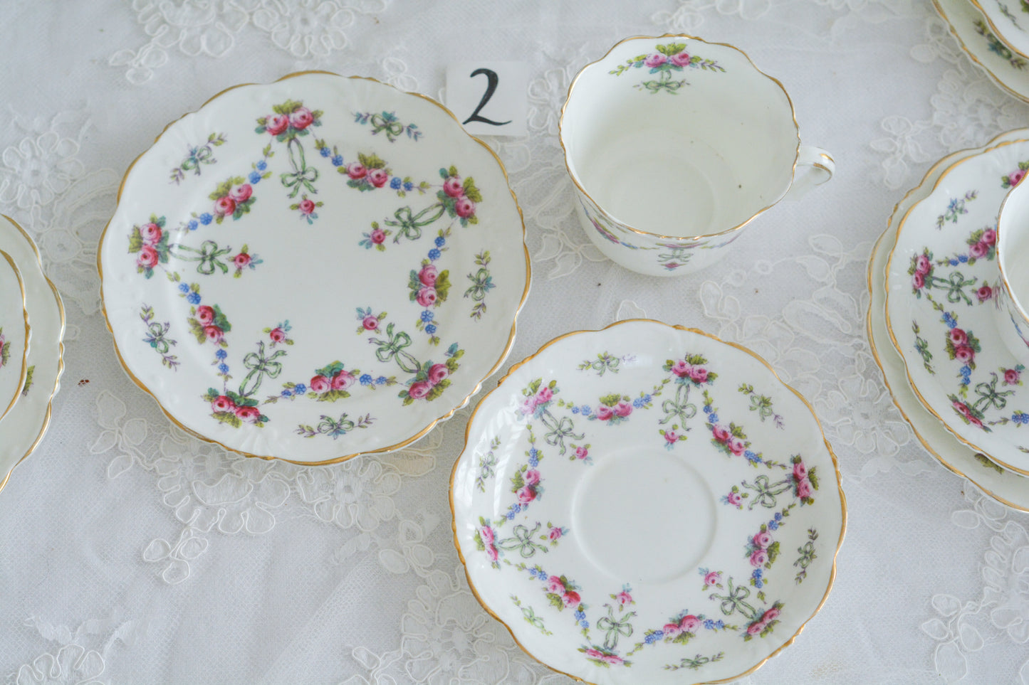 コリンウッドのリボンにバラのガーランドがとっても可愛らしいティートリオ、ミルクジャグ、スロップボウル、デザートプレートがやってきました!ハンドペイントで色つけされたバラやリボンを眺めているだけで気持ちが上向きになる可愛らしさです。ぜひ春のティータイムに。プルダウンから、単品ご選択頂けます