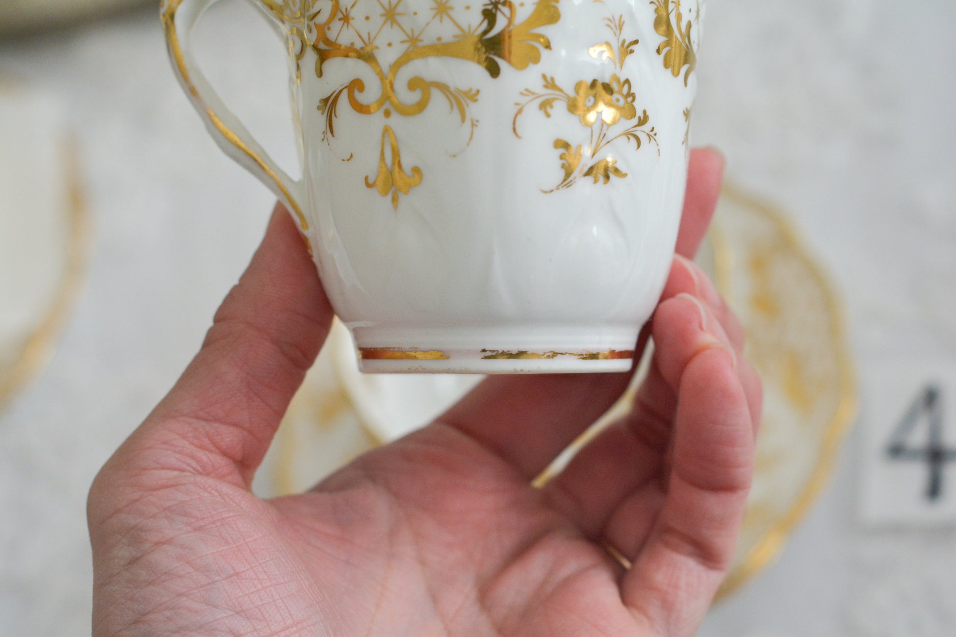 リッジウェイのFoliage Shapeのトゥルートリオ。ハンドル部分には葉っぱの模様がついていてとても可愛らしいシェイプです。白磁に金彩の模様がとても豪華でリッジウェイらしい作品です。トゥルートリオは、ティーカップ、コーヒーカップ、ソーサーのセットでヴィクトリア時代の初期頃まではトリオといえばこちらが主流でした。今ではとても貴重になっています。紅茶もコーヒーも楽しめるのがいいですね。