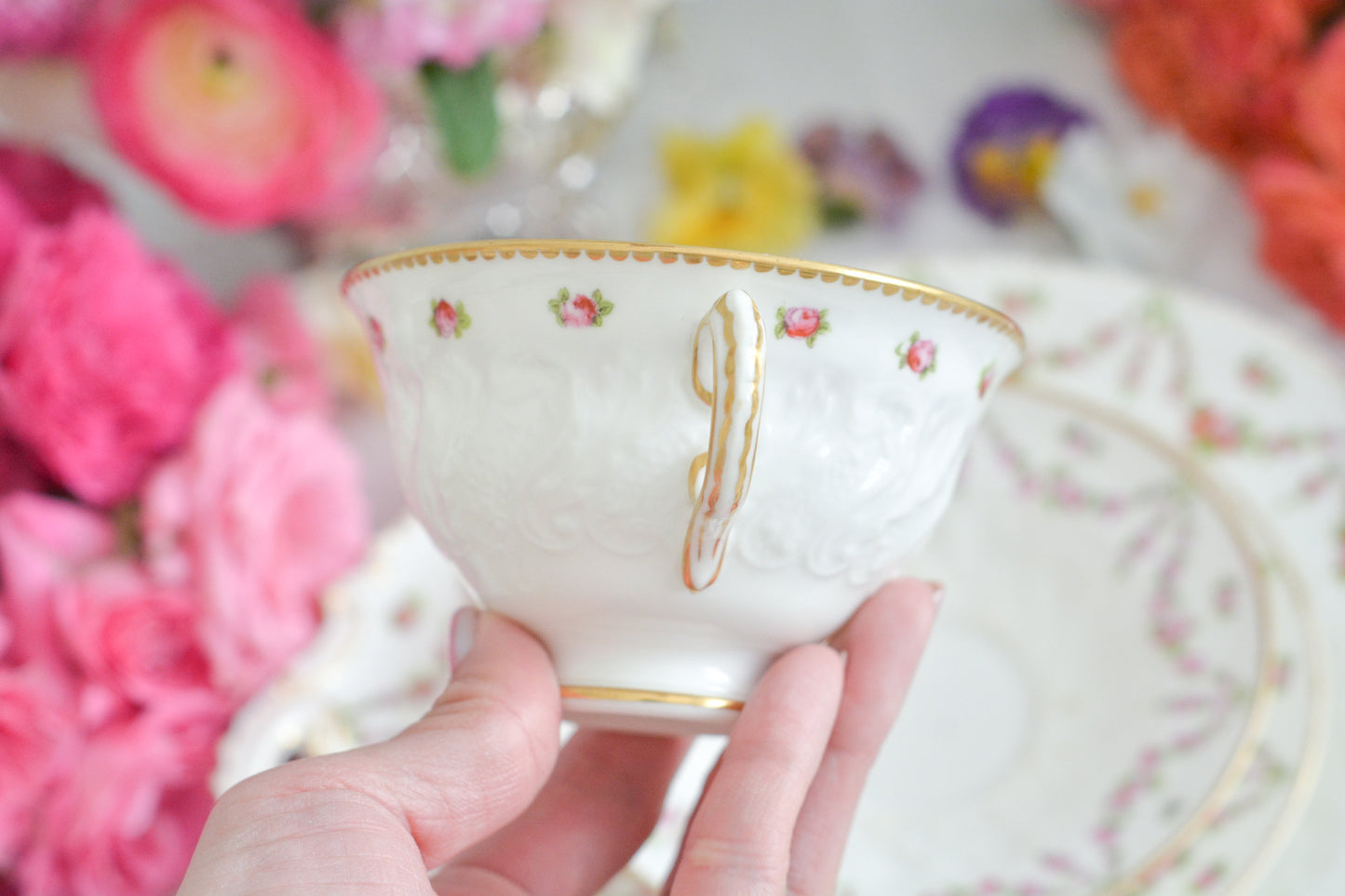 バラのガーランド模様が可愛らしい、ジョージ・ジョーンズ・クレッセントのセットです。カップ&ソーサー、サイドプレート、B&Bプレートのとても便利なセットです。クレッセントらしい可憐で上品な雰囲気がティータイムを盛り上げます。素磁の模様もとっても可愛らしいですよ。