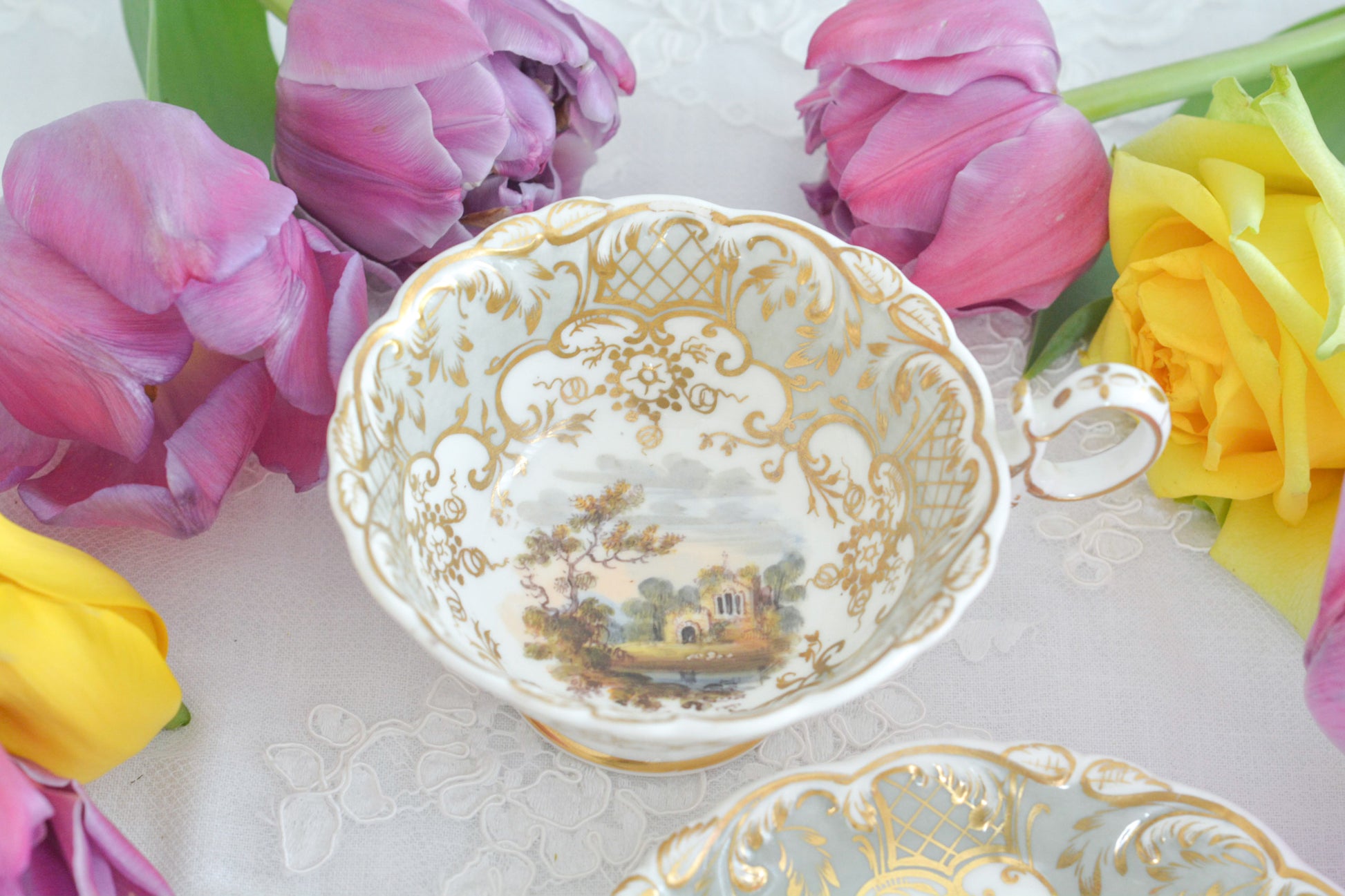 コールポートの中でも一番人気があるアデレードシェイプ。こちらはイギリスの美しい風景が描かれたお品です。のどかな風景がカップ、ソーサーそれぞれに描かれていてなんだかとても温かな気持ちになります。風景画を見ながら紅茶を楽しめる素敵なカップです。