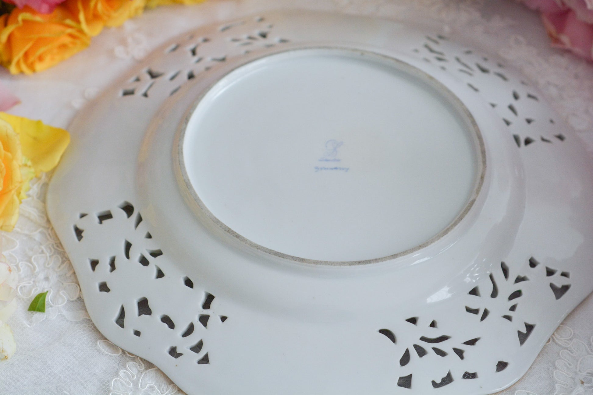 ブルーのリボンにお花いっぱいのバスケットが丁寧に描かれて、透かし模様の花々も大変美しいプレート。カール・ティーメのハンドペイント技術の素晴らしさが良くわかります。華やかで可憐なプレートでティータイムをお楽しみいただけましたらとても嬉しく思います。キャビネットに飾っておいてもお部屋が華やぎます。