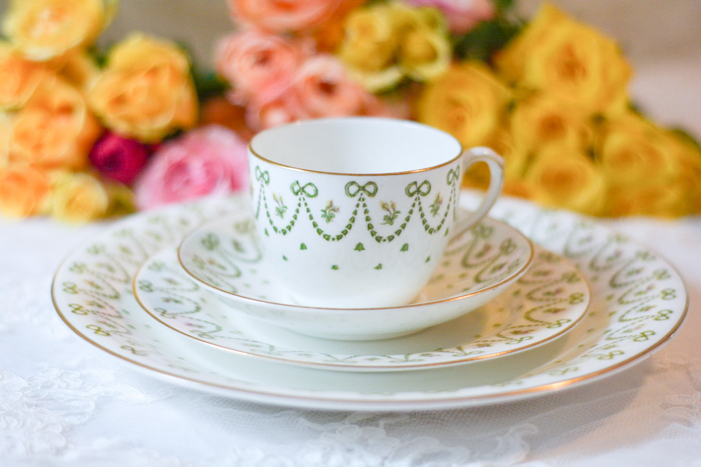 クレッセントのアンティークカップ4点セット。リボンのガーランドがとても可愛らしいお品です。Rose Antiquesはコールポートをはじめ英国アンティークをご紹介しています。