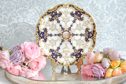 コールポートの大変美しいキャビネットプレート。豪華で繊細な模様に、中央には小さな風景画が描かれています。アンティークだからこその気品のあるデザイン。コールポートの逸品です。キャビネットプレートとして素晴らしい絵画の代わりにお部屋に飾っても素敵です。ぜひ宝物として受け継いでいただきたいです。 Rose Antiquesはコールポートをはじめ、英国アンティーク磁器、英国ヴィンテージ磁器、フィギュリン、アンティークシルバーをご紹介しています。