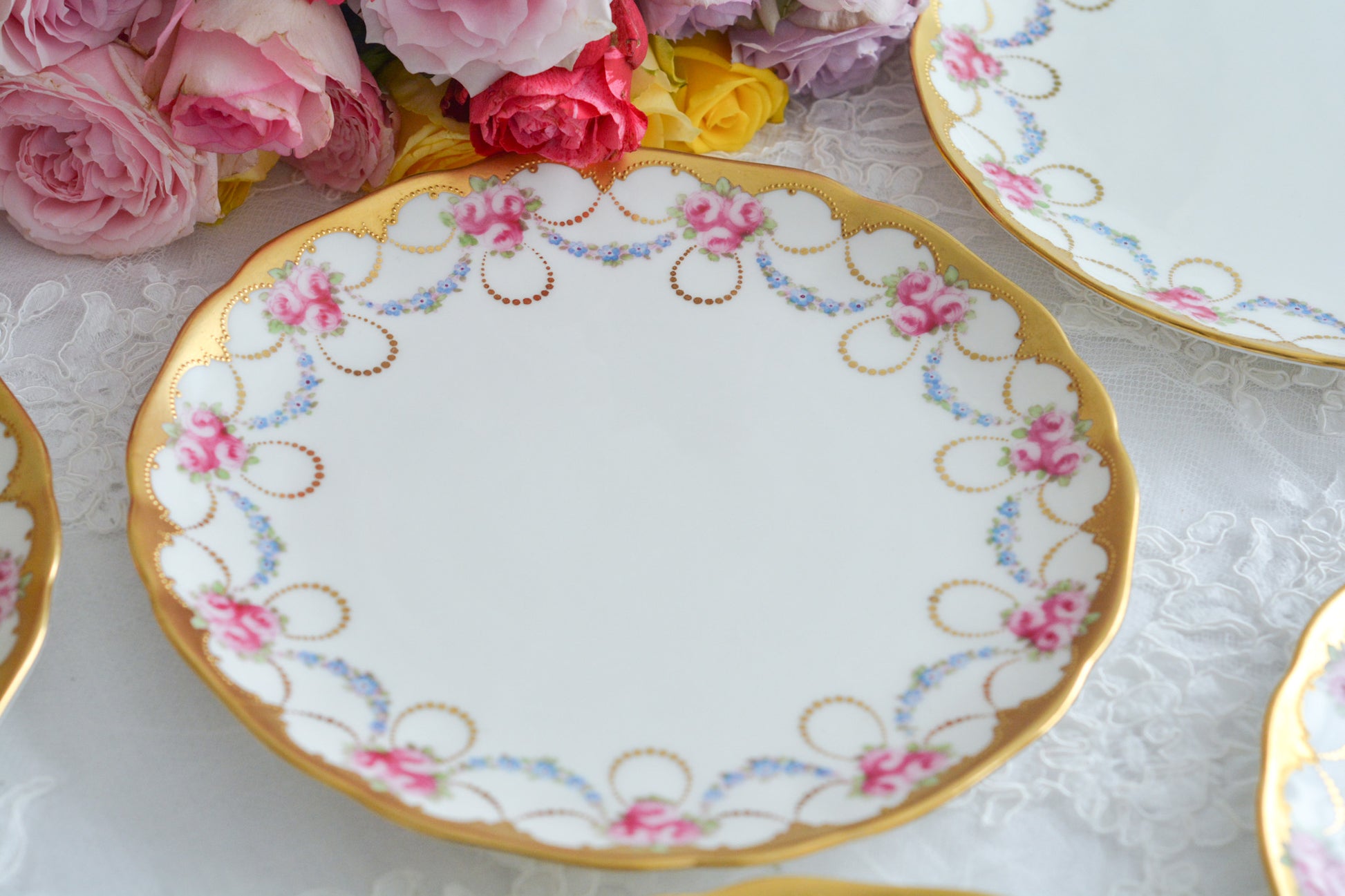 コウルドンのバラに忘れな草のガーランドが大変美しいデザートプレートです。縁の金彩は金盛りの模様が描かれてとても凝ったデザインとなっています。デザートタイムが一気に華やかになりますね。クリスマスのテーブルコーディネートにもぜひ。