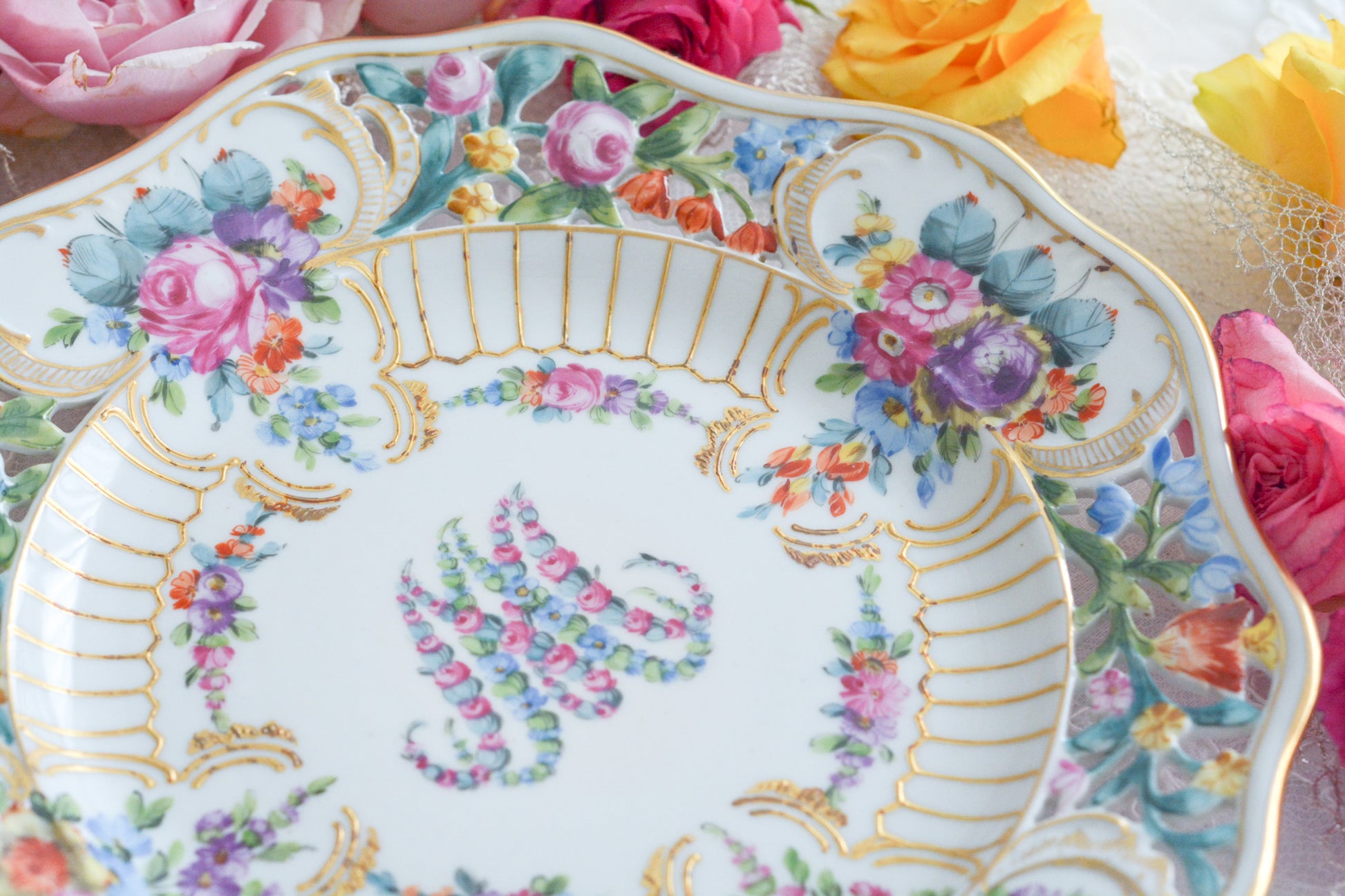 花文字でマリーアントワネットの頭文字MとAが描かれた美しいプレートです。透かし模様のお花や金彩もハンドペイントで丁寧に描かれています。豪華な雰囲気がマリーアントワネットの世界観にぴったりなお品です。バックスタンプはカールティーメのものではなく、お調べがつきませんでした。フランスセーブル窯のバックスタンプにも似ています。ただ、とても丁寧に作られていて、この企画展にふさわしい大変美しいお品です。