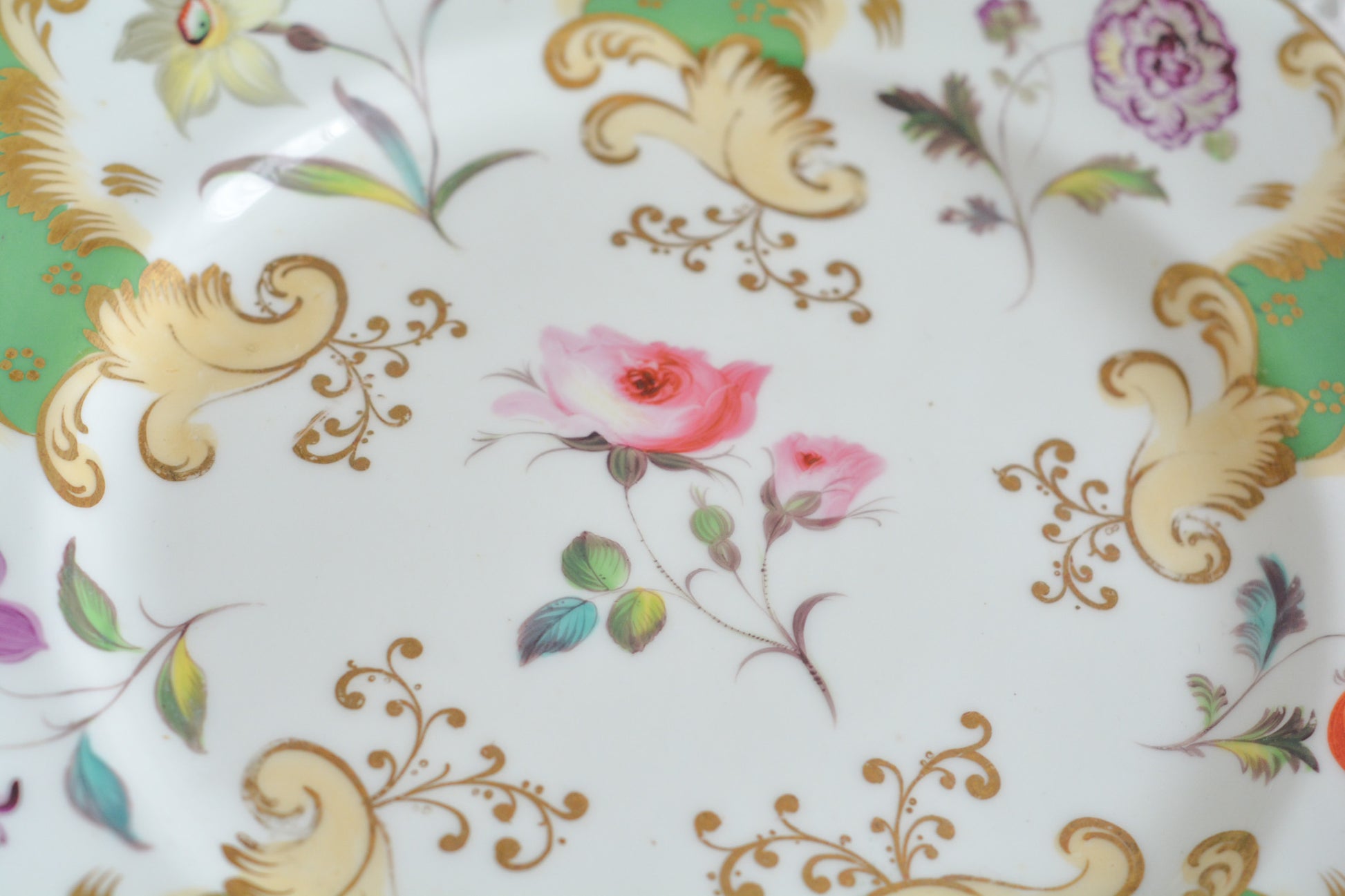 J.Green&Sonsという小売店のプレートです。J.Green&Sonsは1934年から1842年に聖ポール大聖堂近くに店を構えていました。大きなお店だったようです。メーカーのバックスタンプはありません。小売店の希望でメーカーのバックスタンプを入れなかったと推察しています。ハンドペイントで丁寧に描かれた1輪の花々。とても大変生き生きと描かれていて、見ていて飽きません。