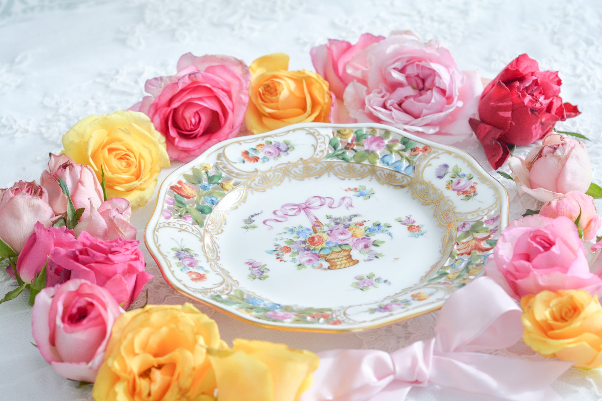 ブルーのリボンにお花いっぱいのバスケットが丁寧に描かれて、透かし模様の花々も大変美しいプレート。カール・ティーメのハンドペイント技術の素晴らしさが良くわかります。華やかで可憐なプレートでティータイムをお楽しみいただけましたらとても嬉しく思います。キャビネットに飾っておいてもお部屋が華やぎます。