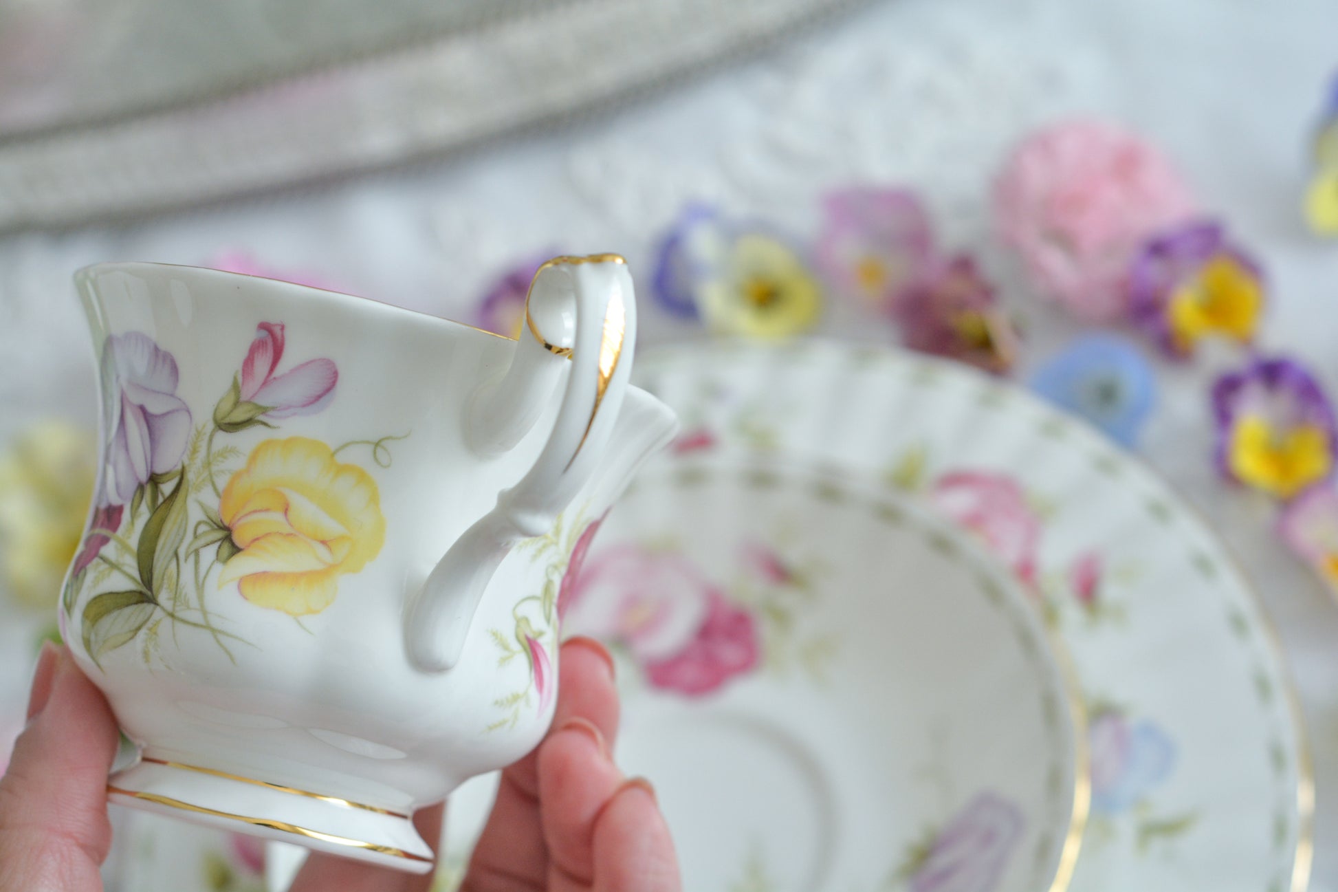 ロイヤルアルバートの人気シリーズの一つ、「フラワーオブマンス」1月から12月までそれぞれの季節のお花がモチーフのシリーズで、ついつい集めたくなってしまう魅力があります。今回ご紹介するのは、4月(April)。4月のお花はスイトピーです。春らしい明るいカラーでとても可愛らしいお品。貴重なトリオとなっております。4月生まれの方はもちろん、コレクションしてらっしゃる方、お探しの方もぜひ。