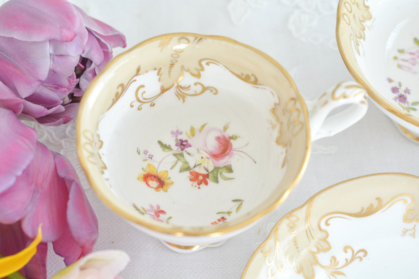 リッジウェイの優雅なトゥルートリオです。ハンドルがとても可愛らしく、ハンドペイントで描かれたお花達も生き生きと描かれています。トゥルートリオは、ティーカップ、コーヒーカップ、ソーサーのセットでヴィクトリア時代の初期頃まではトリオといえばこちらが主流でした。今ではとても貴重になっています。紅茶もコーヒーも楽しめるのがいいですね。