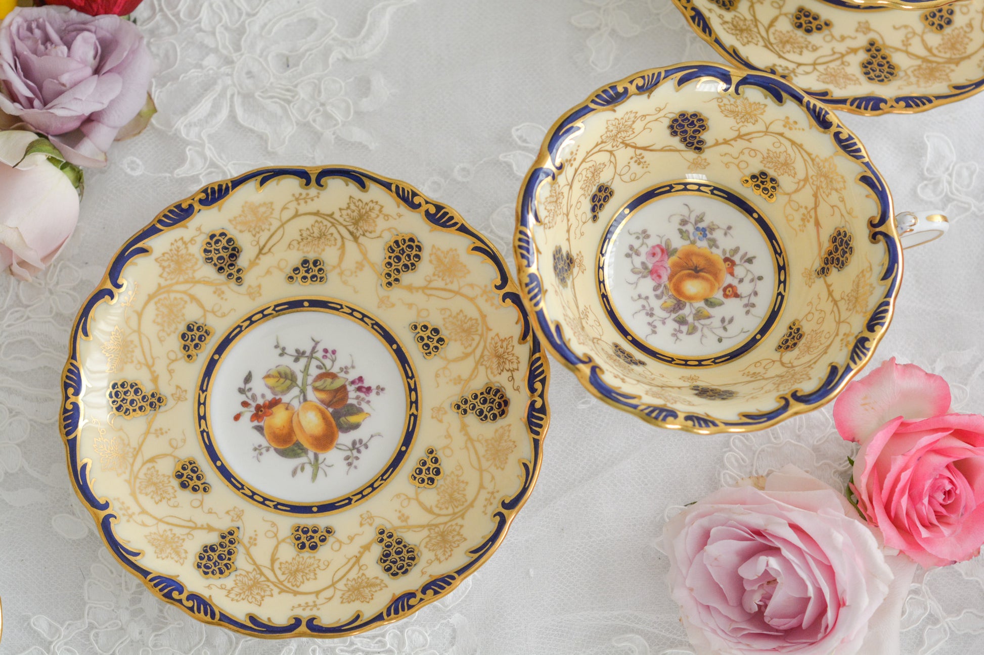 コールポートの1800年代の作品のリバイバルシリーズのオールドコールポートシリーズ。色々なお品がリバイバルされています。こちらはアデレードシェイプのリバイバル。ハンドルはアデレードシェイプハンドルではなくリングハンドルで、素磁も厚めに作られています。ロココリバイバルスタイルの優雅なデザインが美しいです。葡萄やフルーツ、お花の模様が大変豪華で美しいお品です。