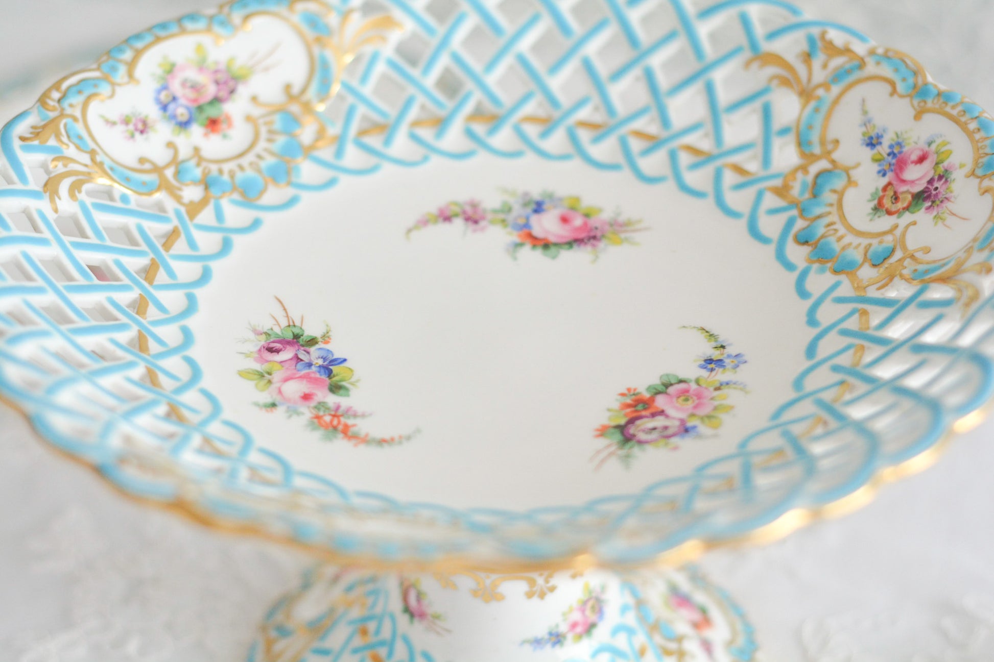 ミントンの人気の8800番。たいへん手に入りにくいお品ですが、その中でもたいへん貴重なコンポートです。ミントンブルーの格子模様に手描きの花々がキラキラと宝石のように輝きます。言葉では言い表せない美しさがこのコンポートにはあります。後世に継いでいきたい宝物です。