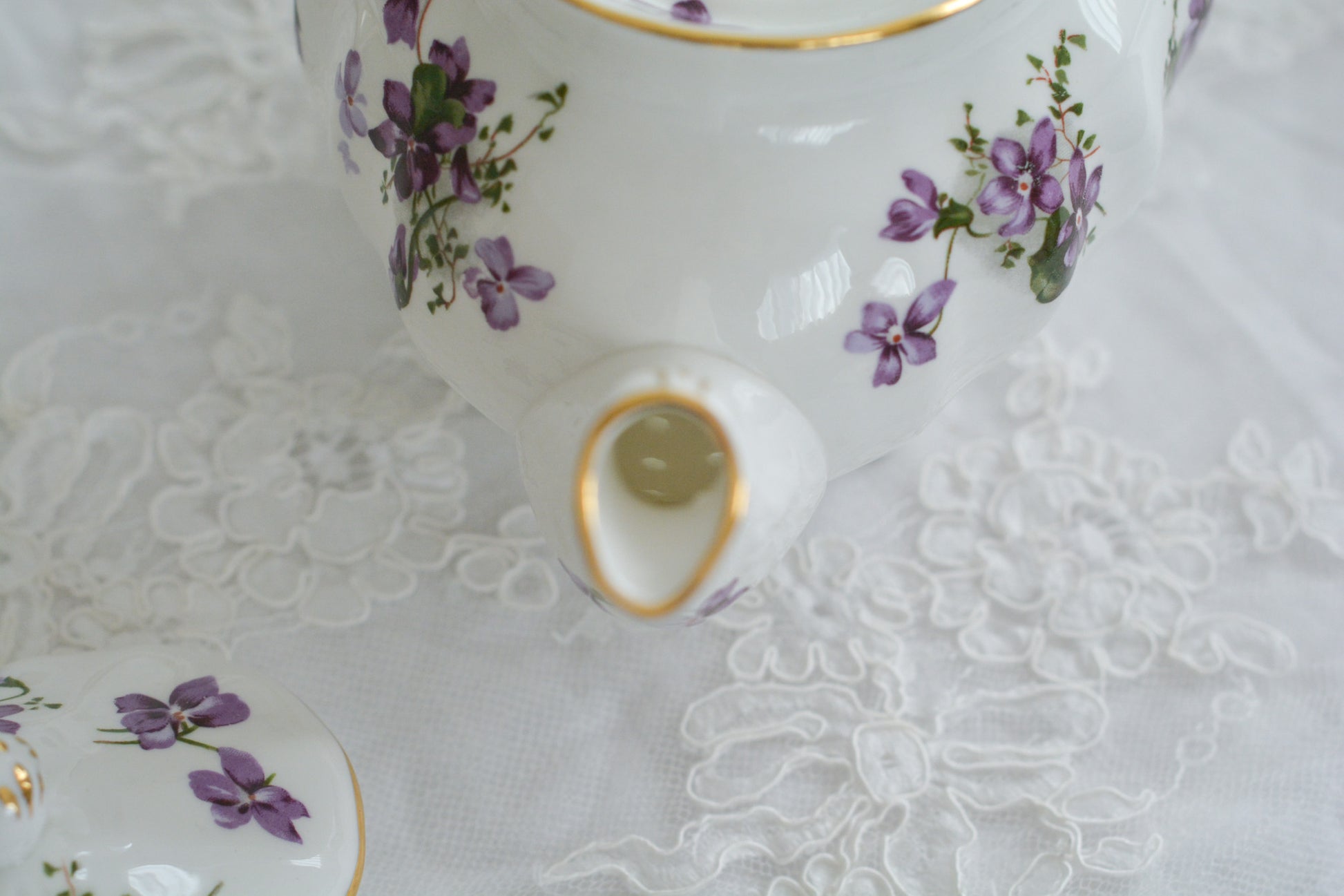 英国ヴィンテージ、ハマースレイの人気シリーズヴィクトリアンバイオレットシリーズの貴重なラージポット。Rose Antiquesはコールポートをはじめ、英国アンティーク磁器を中心にご紹介しています。