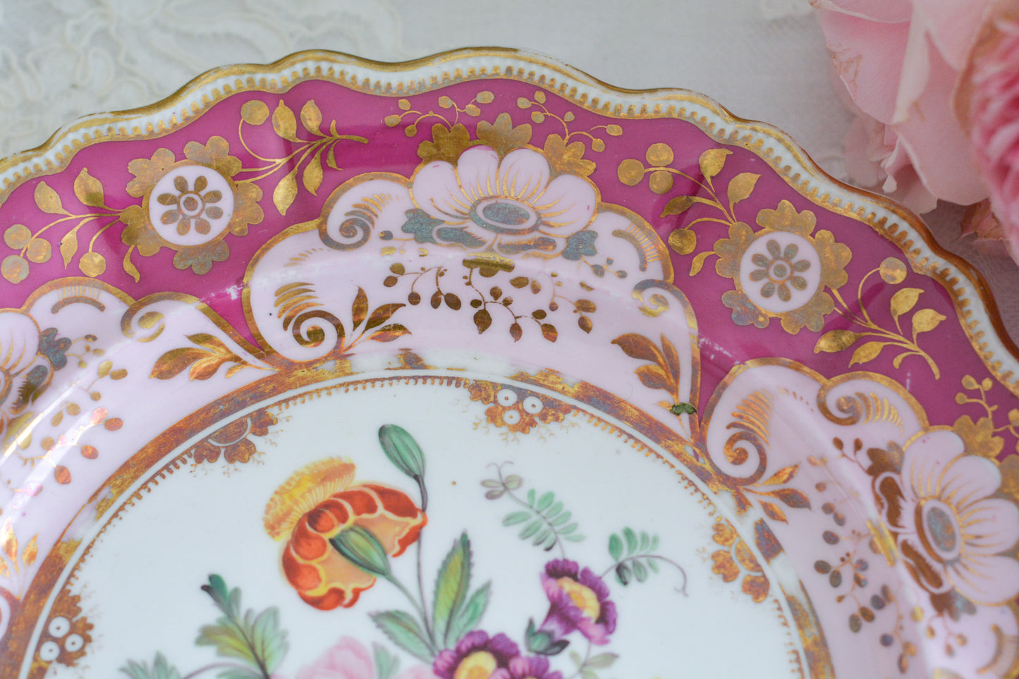 ロココリバイバル 優雅な手描きの花束にピンクとマルーンカラーの美しいプレート