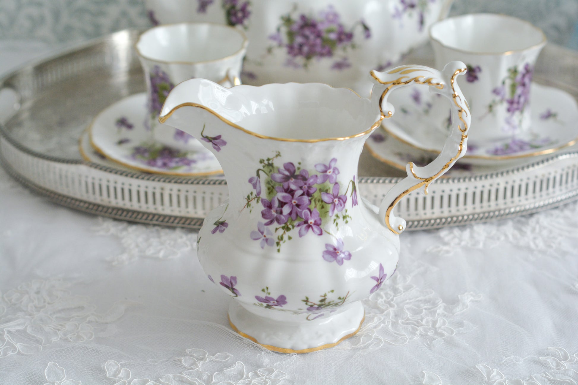 英国ヴィンテージ、ハマースレイの大きなミルクジャグ。人気のヴィクトリアンバイオレットのお品です。とても可憐で優美なデザイン。Rose Antiquesはコールポートをはじめ、英国アンティーク、ヴィンテージの食器をご紹介しています。