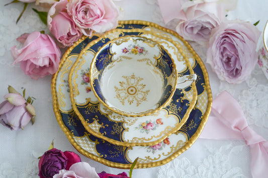 コールポートの代表作と言ってもいい、バットウィングシリーズ。こちらはコバルトブルーカラーのティートリオです。王道ですが、やっぱり素晴らしい。カップとソーサーに貫入があるためにお値打ち価格になっています。金彩はきれいに残っていて、プレートの状態はとても良い状態です。最近、バットウィングはなかなか状態のいいものが手に入りにくくなっています。