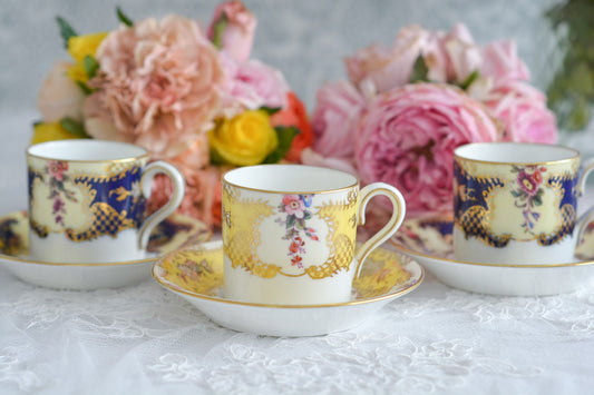 コールポートの「オールドコールポートシリーズ」作品のリバイバルデザインで、色々なシリーズがリバイバルされています。こちらは、アメリカの小売店の特注品。小さなデミタスカップの中に、ハンドペイントで描かれた繊細で美しい世界が広がります。イエロー1点、コバルトブルー2点在庫があります。プルダウンよりお選びください。蚤の市限定の特別価格になっています