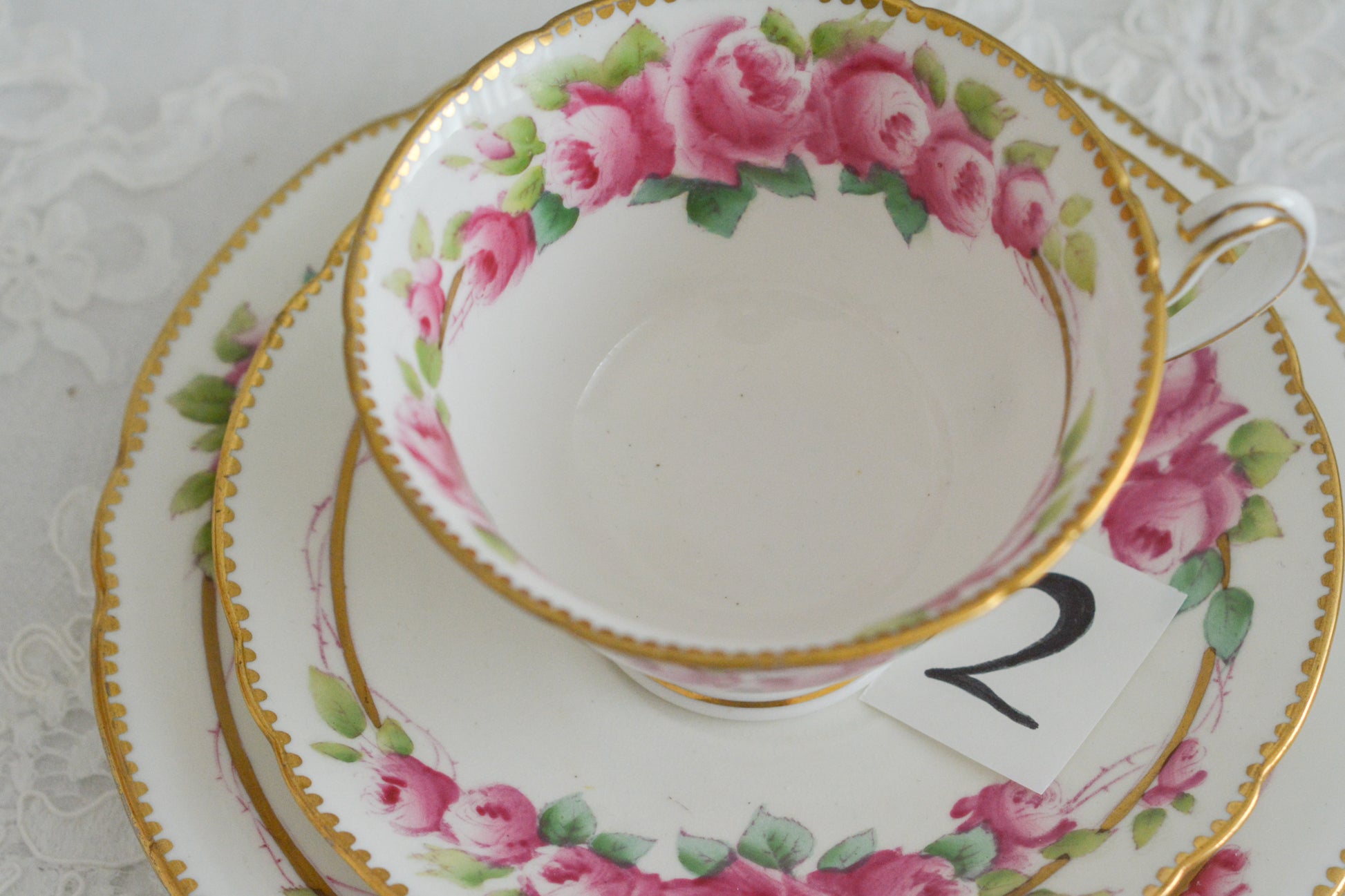 シェリーの美しいティートリオがやってきました。ハンドペイントで描かれたバラが大変華やかです。やはりハンドペイントは立体感があり美しいなと思います。ハンドルも凝った作りで細部まで美しい。春のティータイムのテーブルコーディネートに花を添えてくれますよ。イースターのコーディネートにもぜひ。