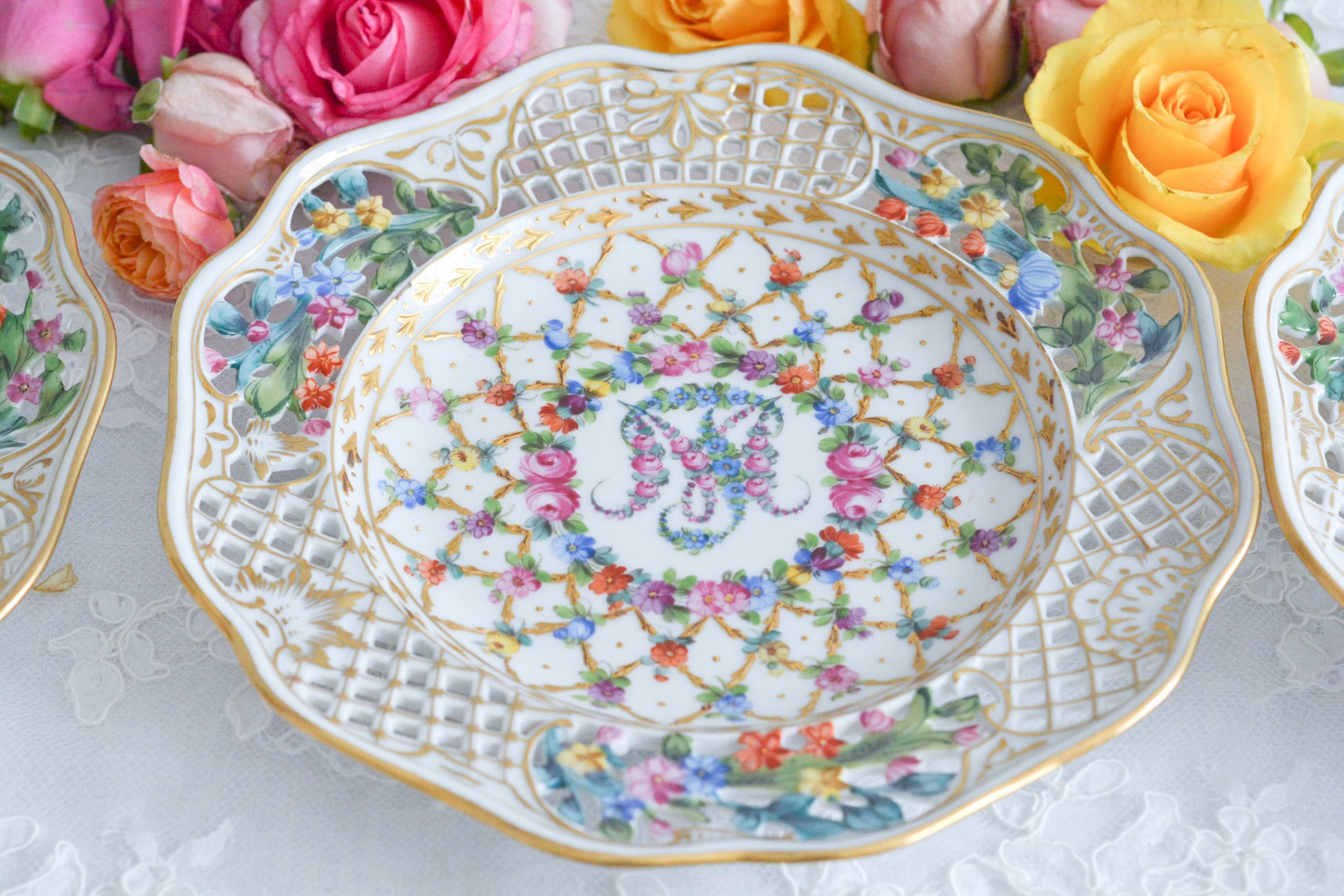 オーストリアの「国の母」とたたえられたハプスブルグ家の女帝「マリア・テレジア」。のちにフランス国王ルイ16世に嫁いだマリー・アントワネットの母でもあります。その名前にふさわしく、また、ウィーンの煌びやかな芸術や宮殿を思わせるような華やかで美しい世界観のプレートです。カール・ティーメの素晴らしいハンドペイントの絵付けをお楽しみください。