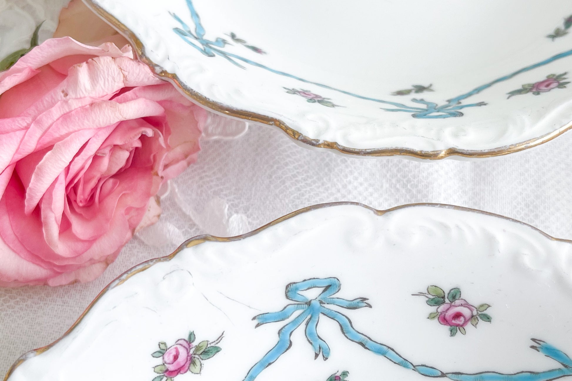 コールポートのリボンと薔薇の模様が可愛らしいボウルの4点セット。ハンドペイントで色つけされ、可愛らしく使いやすいボウルです。