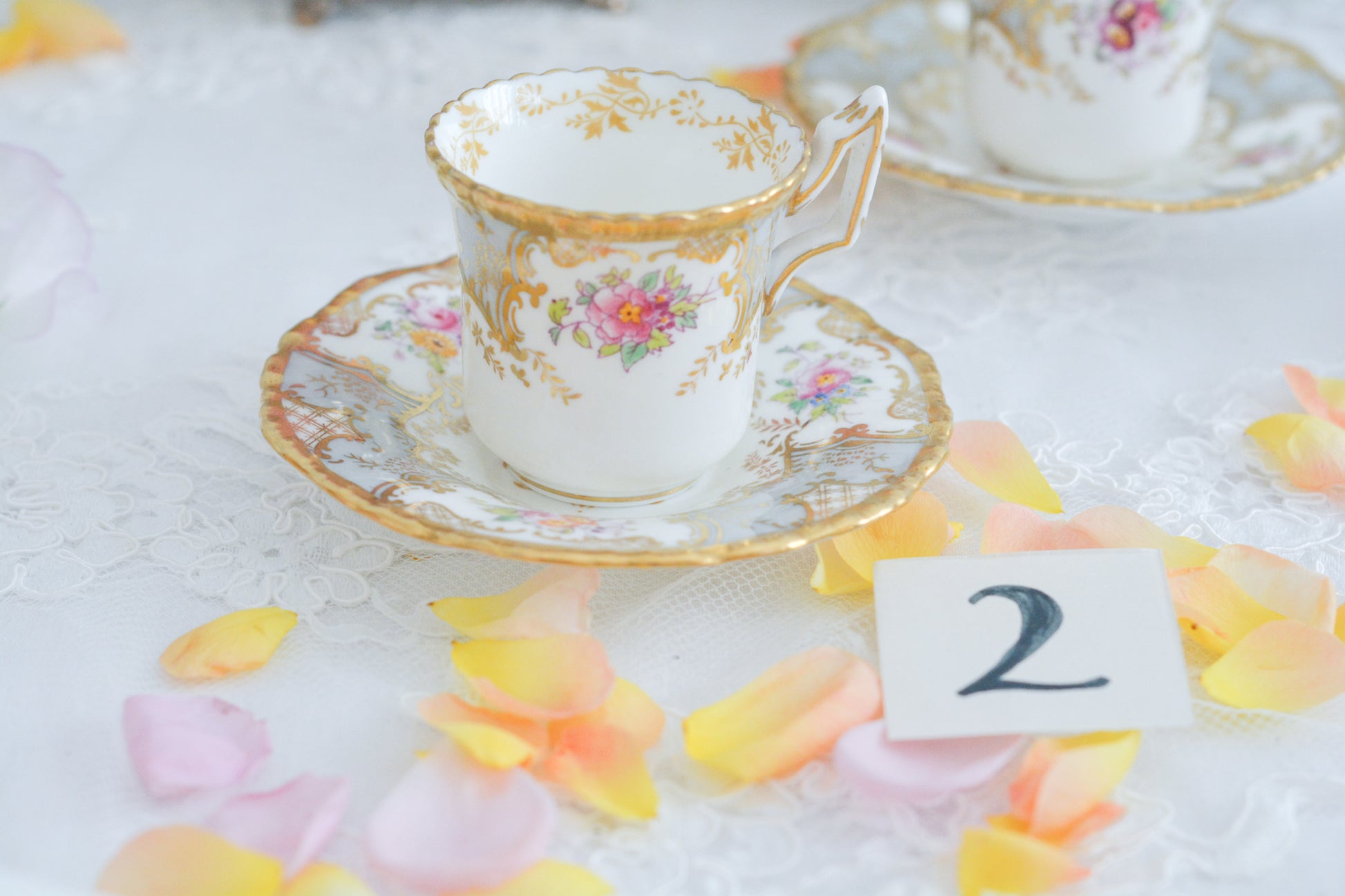 コールポートの人気シリーズ「バットウィング」。バットウィングは、たくさんのカラーバリエーションがあります。グレーカラーはレアカラーで、優しく明るい雰囲気。金彩もとても豪華でテーブルにあるだけでキラキラと輝いて見えます。デミタスカップの小さな世界に豪華で美しい模様がぎゅっと詰まった大変素晴らしいお品です。バットウィングシリーズも状態の良いお品は入手困難になってきました。貴重なグレーのバットウィングの輝きをどうぞお楽しみください。