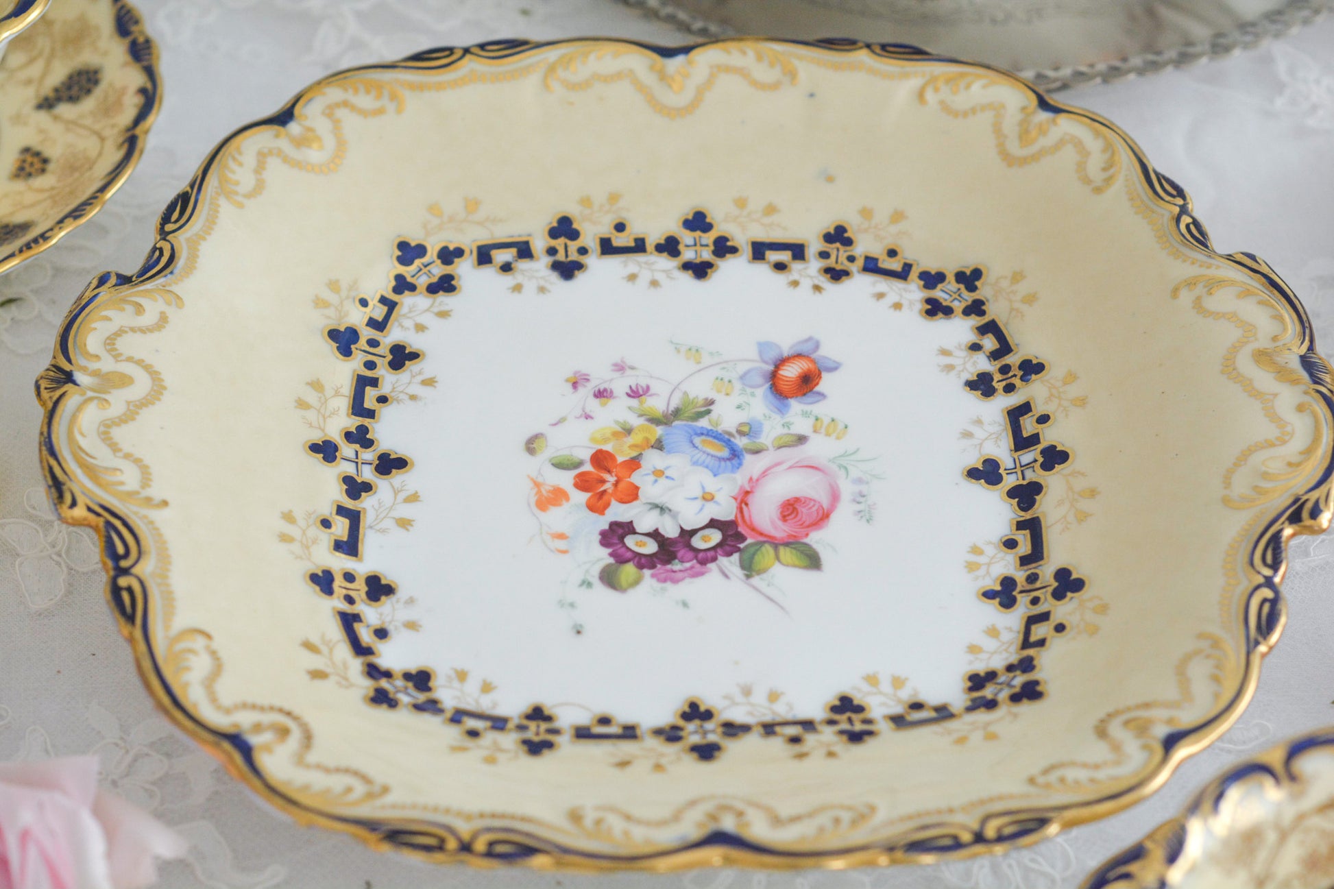 コールポートのアデレードシェイプのB&Bプレートです。ロココリバイバルの優雅なデザインが美しいです。ハンドペイントで描かれたブーケも大きく存在感もあり、ブーケを囲むコバルトブルーの模様もとっても可愛らしく、ブーケを引き立てています。B&Bとはブレッド&バターのことで、パンをもりつけたり、焼き菓子やフルーツなど様々な用途にお使いいただけます。テーブルがパッと華やかになるプレートです。