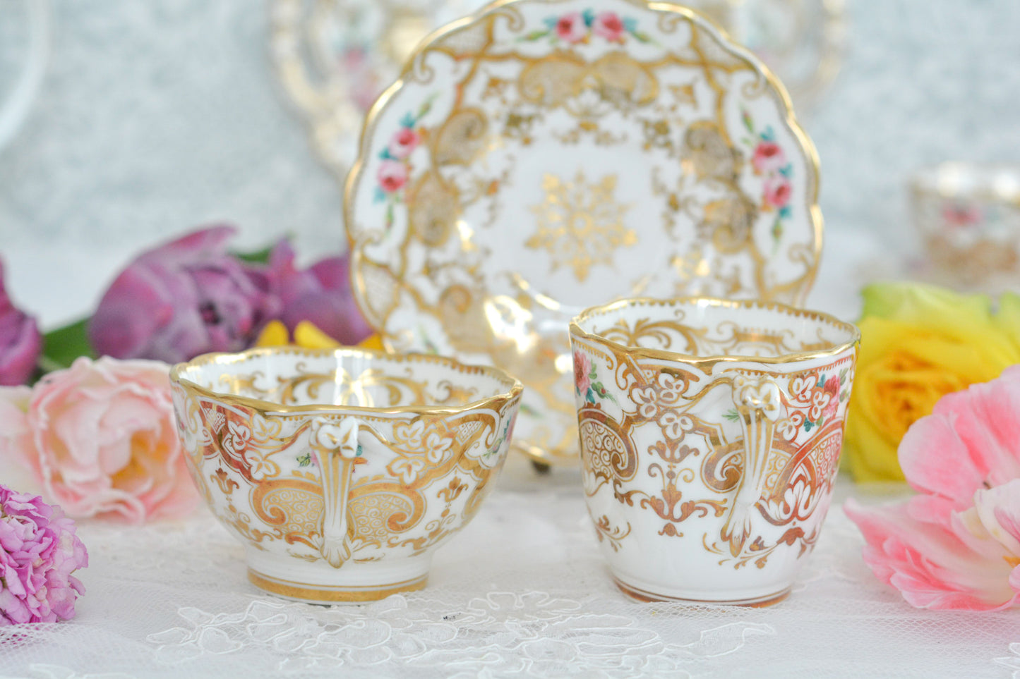 リッジウェイのフォリエージシェイプ(Foliage Shape)のトゥルートリオ。ハンドル部分には葉っぱの模様がついていてとても可愛らしいシェイプです。フォリエージシェイプもさまざまな絵柄やカラーがあります。こちらもリッジウェイらしい、力強く、豪華な作品で、とても存在感があります。トゥルートリオは、ティーカップ、コーヒーカップ、ソーサーのセットでヴィクトリア時代の初期頃まではトリオといえばこちらが主流でした。今ではとても貴重になっています。紅茶もコーヒーも楽しめるのがいいですね。