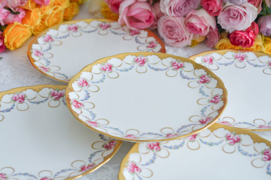 コウルドンのバラに忘れな草のガーランドが大変美しいデザートプレートです。縁の金彩は金盛りの模様が描かれてとても凝ったデザインとなっています。デザートタイムが一気に華やかになりますね。クリスマスのテーブルコーディネートにもぜひ。