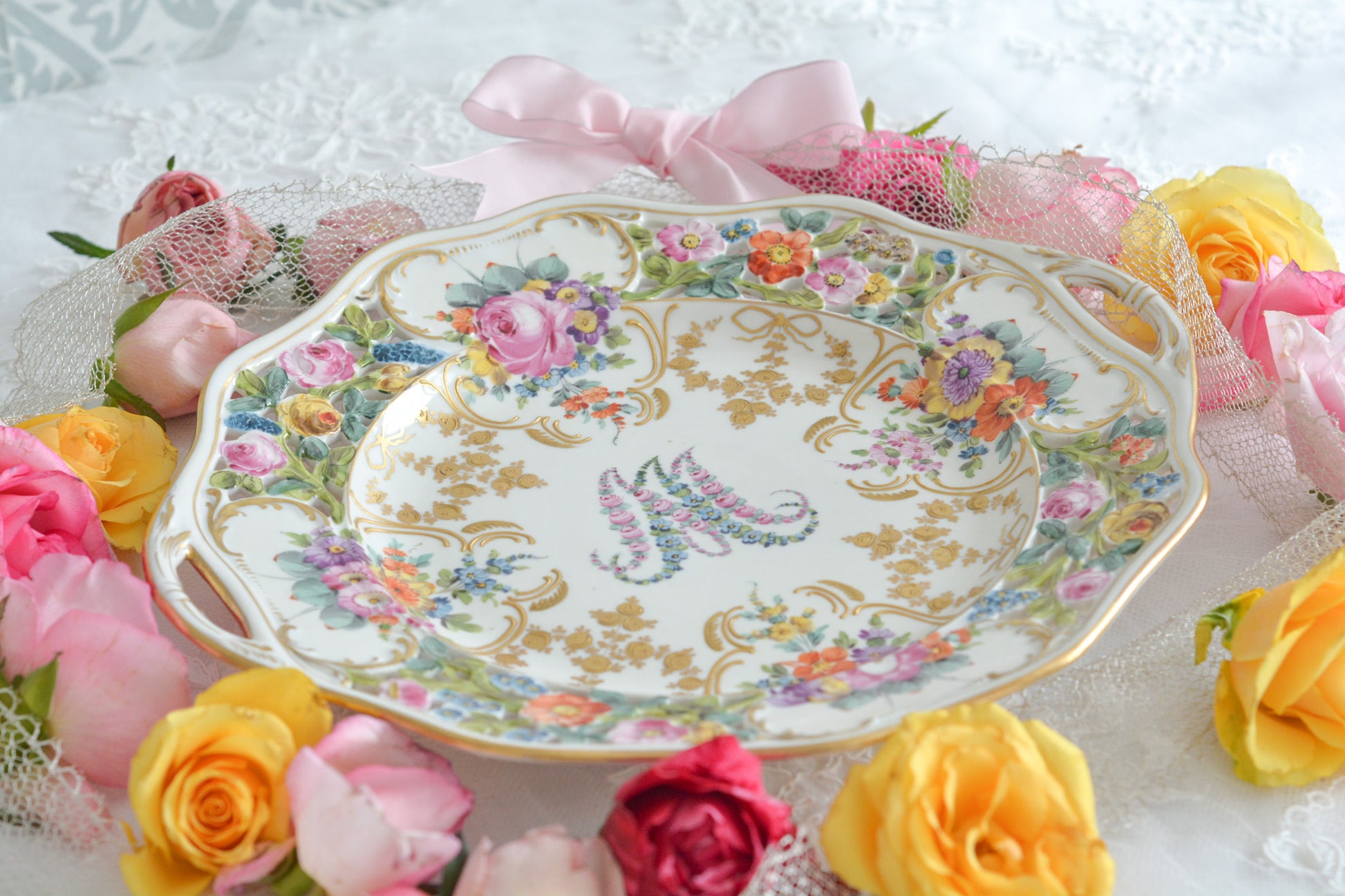 花文字でマリーアントワネットのMとAが描かれた、カール・ティーメ工房の美しいプレートです。全てハンドペイントで絵付けされていて、見れば見るほど引き込まれるお品で、テーブルコーディネートの主役になるプレートです。金彩部分も本当に美しく、リボンもとても可愛らしいですね。