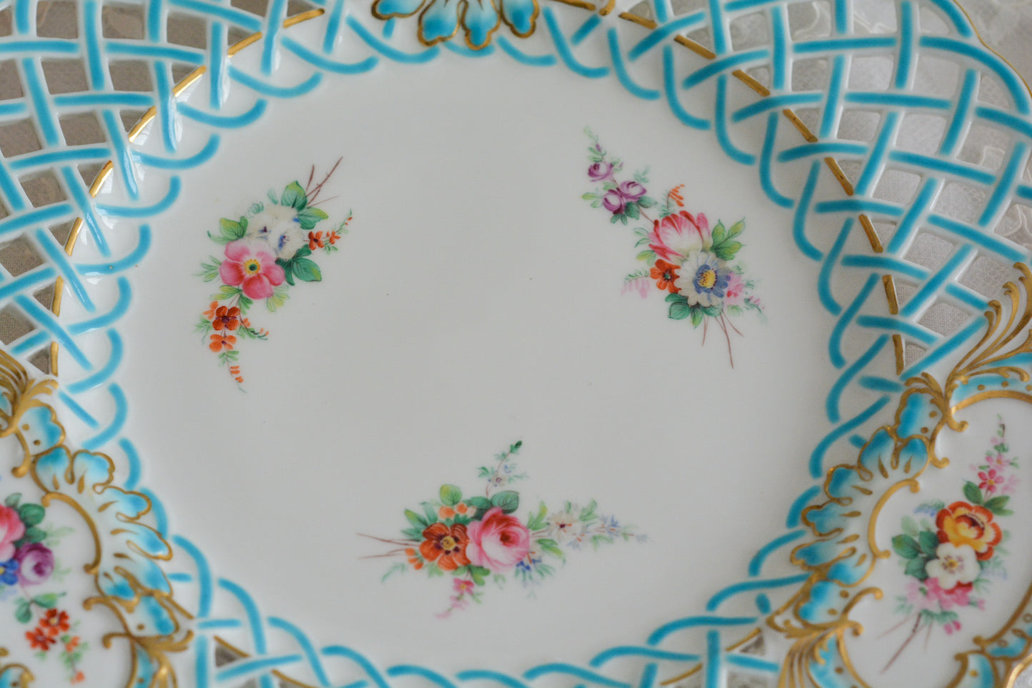 英国アンティークの中でも特に貴重なミントン8800番プレート。ミントンブルーの格子模様に、ハンドペイントの花々が大変美しいミントンの至宝のプレートです。