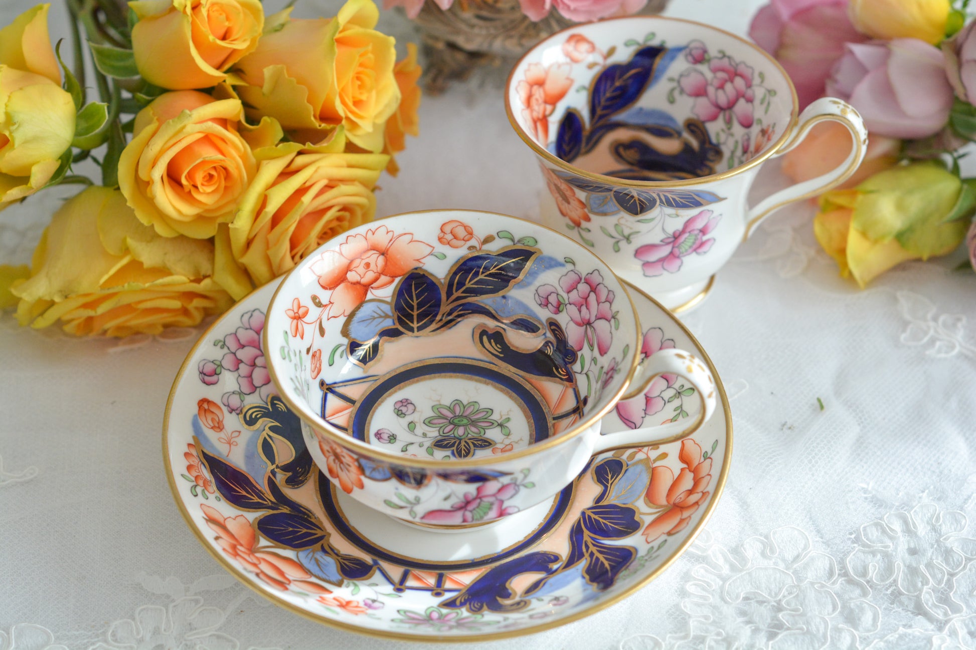 伊万里スタイルが美しいトゥルートリオ。コールポートのエンパイアシェイプによく似ています。1820年〜30年頃の作品と思われ、約200年が経過してなお美しく凛とした姿は日本の侘び寂びにも通じるのではないでしょうか?紅茶、コーヒーだけでなく、緑茶にもよく合いそうですね。トゥルートリオは、ティーカップ、コーヒーカップ、ソーサーのセットで、紅茶とコーヒーどちらもお楽しみいただけるセットです。