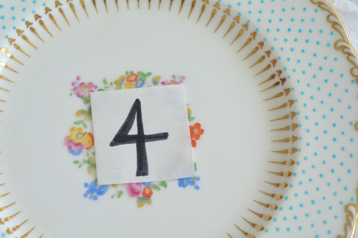 ティファニー特注の洗練された美しさとエナメルジュールの高度な技法で描かれた立体的なドット模様が素晴らしい、ミントンのデザートプレートです。ティファーニーらしい上品なプレートですね。ミントンブルーのプレートでデザートタイムをお楽しみください。こちらはどのプレートにも貫入が見られます。そのためお買い得価格になっています。