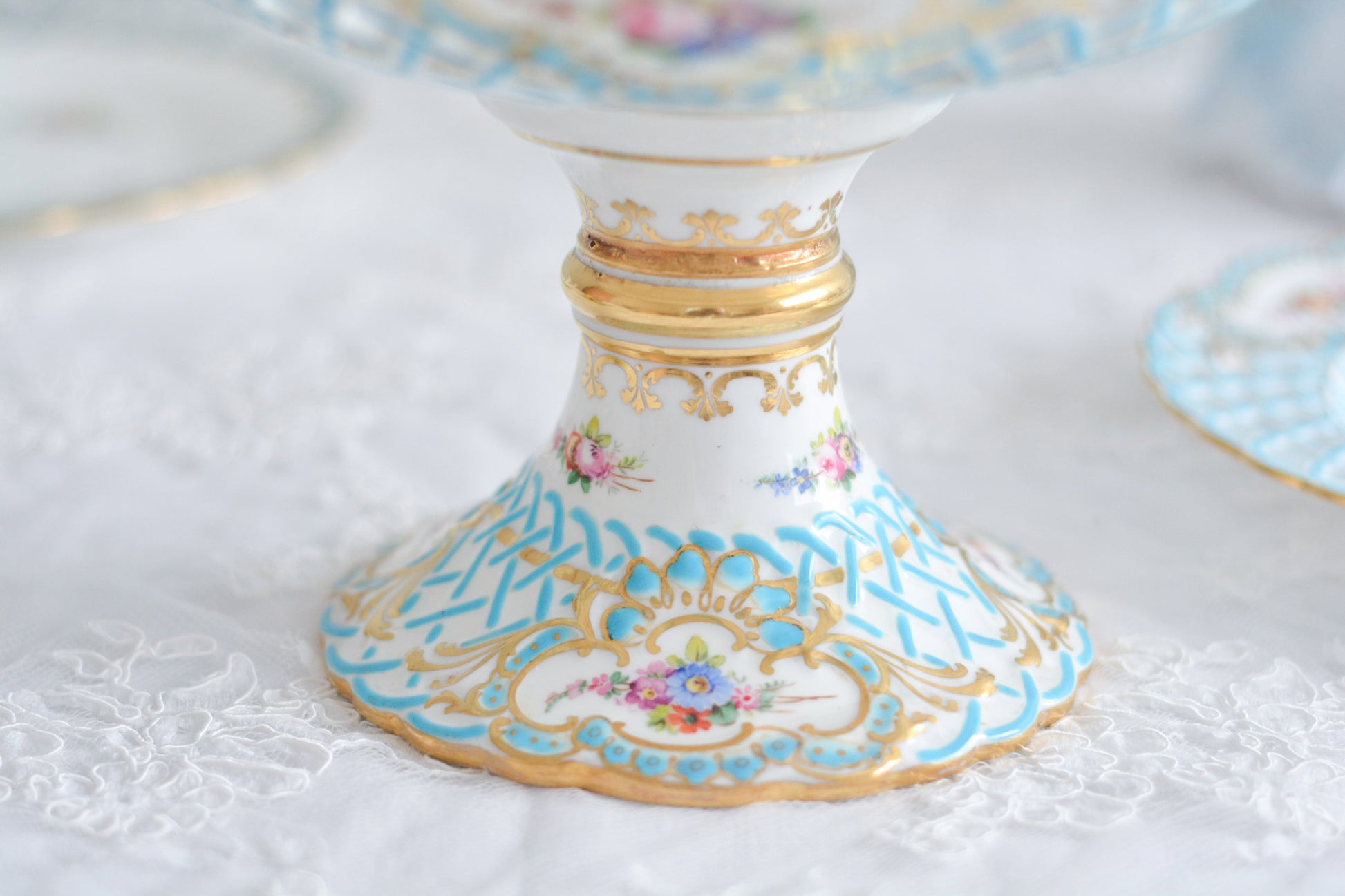 ミントンの人気の8800番。たいへん手に入りにくいお品ですが、その中でもたいへん貴重なコンポートです。ミントンブルーの格子模様に手描きの花々がキラキラと宝石のように輝きます。言葉では言い表せない美しさがこのコンポートにはあります。後世に継いでいきたい宝物です。