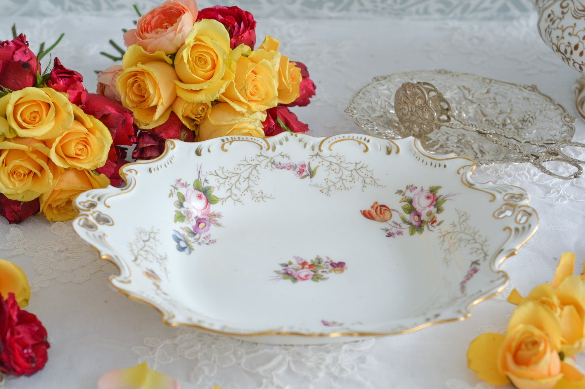 コールポートの花々と宿木?の描かれたサービングプレートです。私は宿木シリーズと呼んでおります。ハンドペイントで生き生きと描かれたお花と、繊細で丁寧に描かれた金彩の宿木がコールポートらしく上品です。華やかでクリスマスにもぴったりな雰囲気ですね。