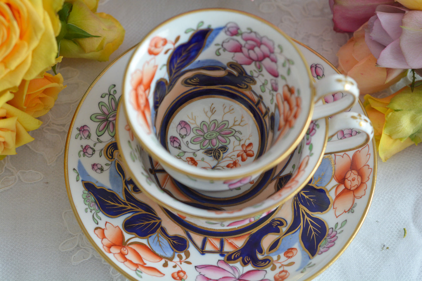 伊万里スタイルが美しいトゥルートリオ。コールポートのエンパイアシェイプによく似ています。1820年〜30年頃の作品と思われ、約200年が経過してなお美しく凛とした姿は日本の侘び寂びにも通じるのではないでしょうか?紅茶、コーヒーだけでなく、緑茶にもよく合いそうですね。トゥルートリオは、ティーカップ、コーヒーカップ、ソーサーのセットで、紅茶とコーヒーどちらもお楽しみいただけるセットです。