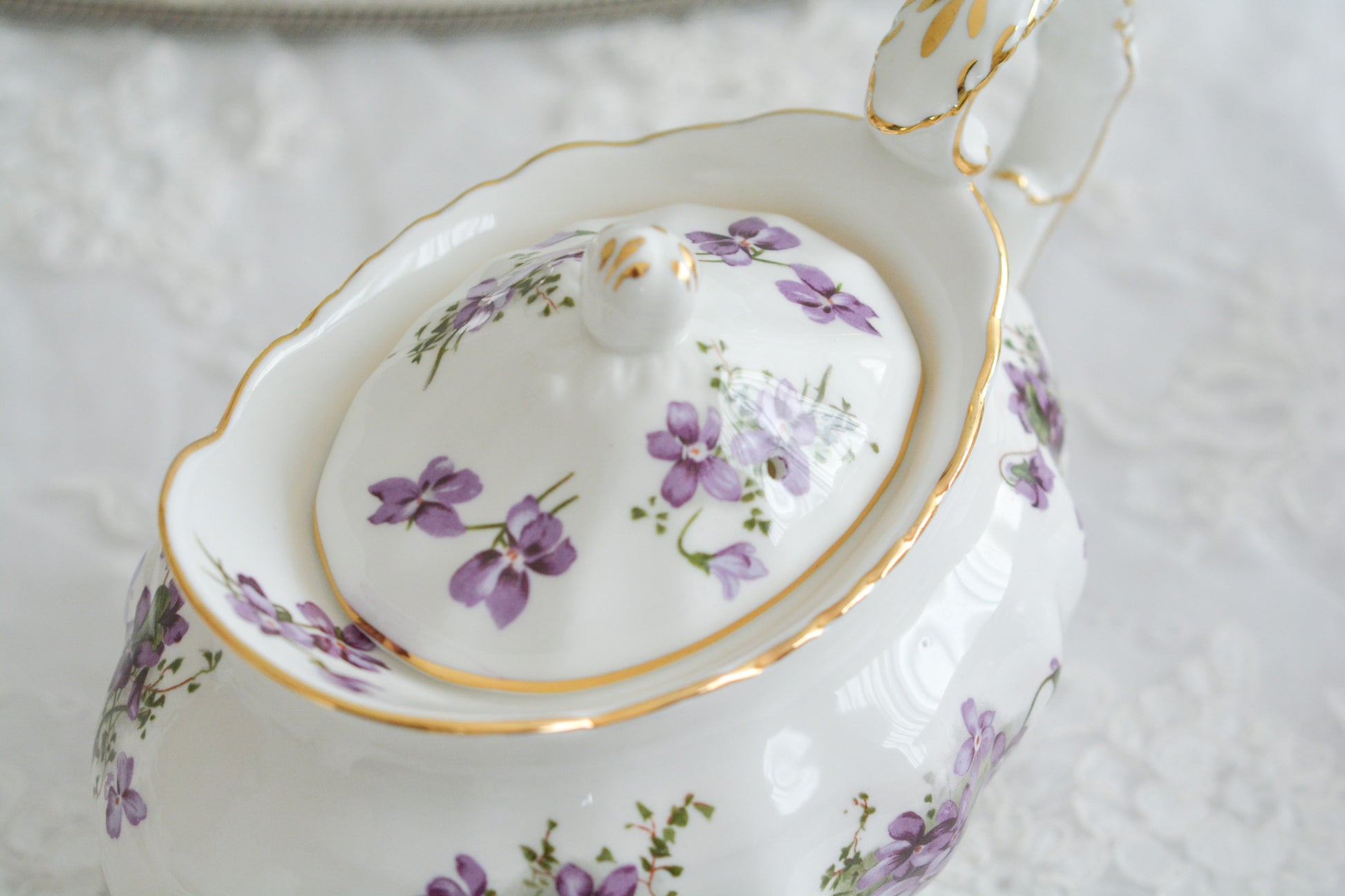 英国ヴィンテージ、ハマースレイの人気シリーズヴィクトリアンバイオレットシリーズの貴重なラージポット。Rose Antiquesはコールポートをはじめ、英国アンティーク磁器を中心にご紹介しています。