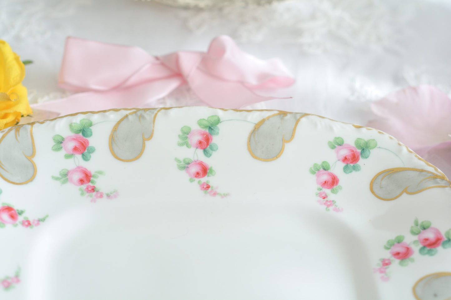 ミントンの とても可愛らしいB&Bプレートです。ハンドペイントで描かれたバラのお花がとても繊細なタッチでミントンらしい優しさがあります。B&Bプレートはブレッド&バタープレートのことで、パンやスコーン、サンドイッチはもちろん、お菓子を盛り付けても素敵です。