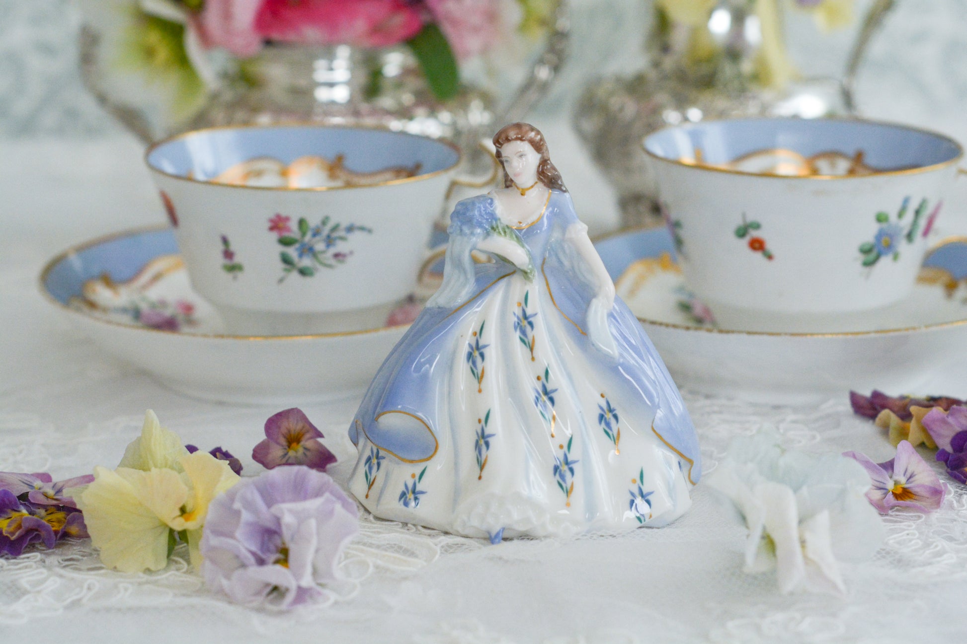 コールポートの小さなフィギュリン「IRIS」。アイリスのブーケを抱えてドレスにもアイリスのお花があしらわれています。優しげな表情も美しい。ミニサイズですが存在感があります。ティータイムにも使いやすいサイズ感も嬉しいですね。このお花のシリーズの小さなフィギュリンは何種類かあり、ついつい集めたくなってしまいます。