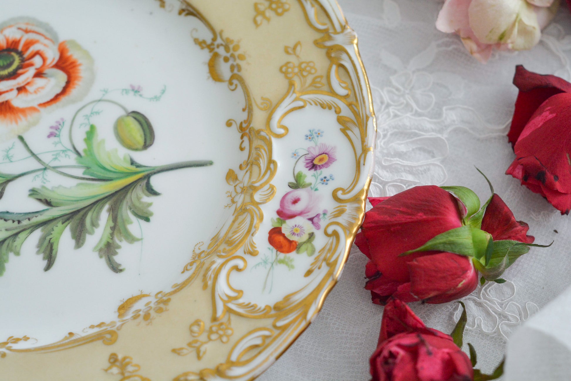 1830年代ごろに作られたキャビネットプレート。中央には大きなアネモネがハンドペイントで写実的に描かれています。装飾もロココリバイバルスタイルの豪華な模様が描かれていて、とても華やかなお品です。キャビネットプレートとして飾っていただいても、サービングプレートやランチョンプレートとしてお使いいただいても素敵だと思います。