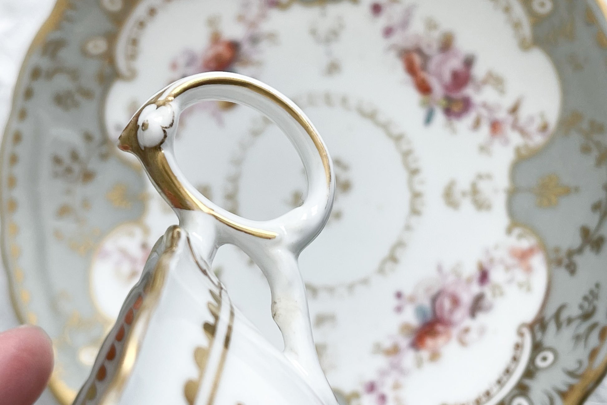 J.Green&Sonsという小売店の優雅なカップです。J.Green&Sonsは1934年から1842年に聖ポール大聖堂近くに店を構えていました。大きなお店だったようです。メーカーのバックスタンプはありません。小売店の希望でメーカーのバックスタンプを入れなかったと推察しています。優しい色合いに優美なシェイプ。ハンドルもとても可愛らしいです。ロココリバイバルのカップで優雅なティータイムをお過ごしください。