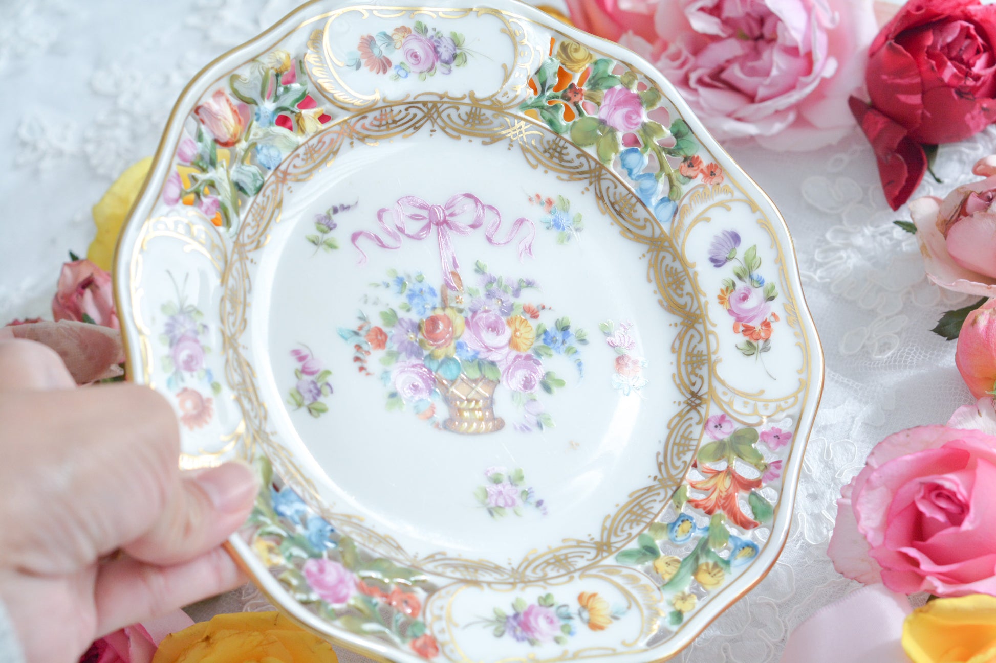 ブルーのリボンにお花いっぱいのバスケットが丁寧に描かれて、透かし模様の花々も大変美しいプレート。カール・ティーメのハンドペイント技術の素晴らしさが良くわかります。華やかで可憐なプレートでティータイムをお楽しみいただけましたらとても嬉しく思います。キャビネットに飾っておいてもお部屋が華やぎます。