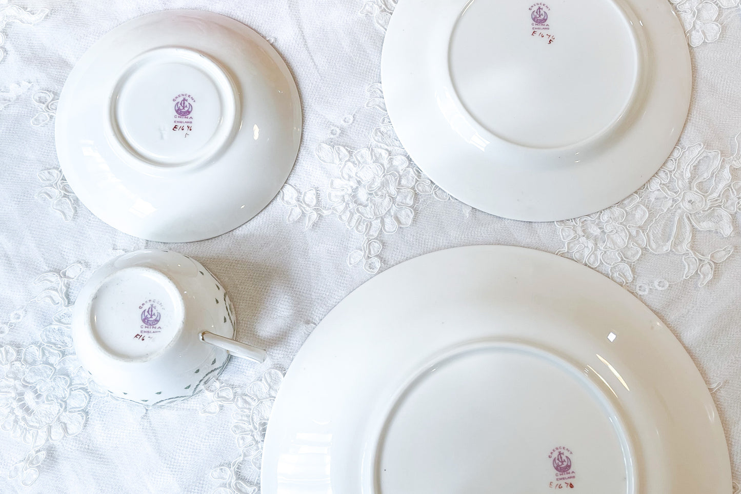 クレッセントのアンティークカップ4点セット。リボンのガーランドがとても可愛らしいお品です。Rose Antiquesはコールポートをはじめ英国アンティークをご紹介しています。