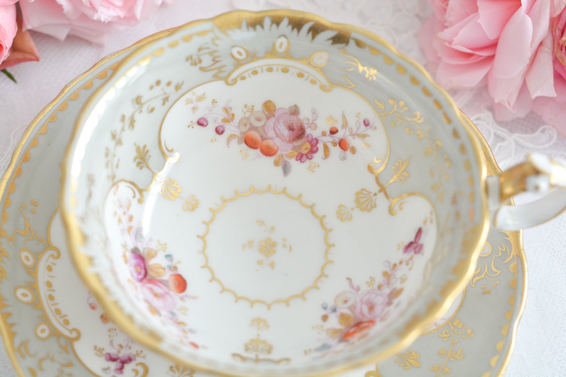 J.Green&Sonsという小売店の優雅なカップです。J.Green&Sonsは1934年から1842年に聖ポール大聖堂近くに店を構えていました。大きなお店だったようです。メーカーのバックスタンプはありません。小売店の希望でメーカーのバックスタンプを入れなかったと推察しています。優しい色合いに優美なシェイプ。ハンドルもとても可愛らしいです。ロココリバイバルのカップで優雅なティータイムをお過ごしください。