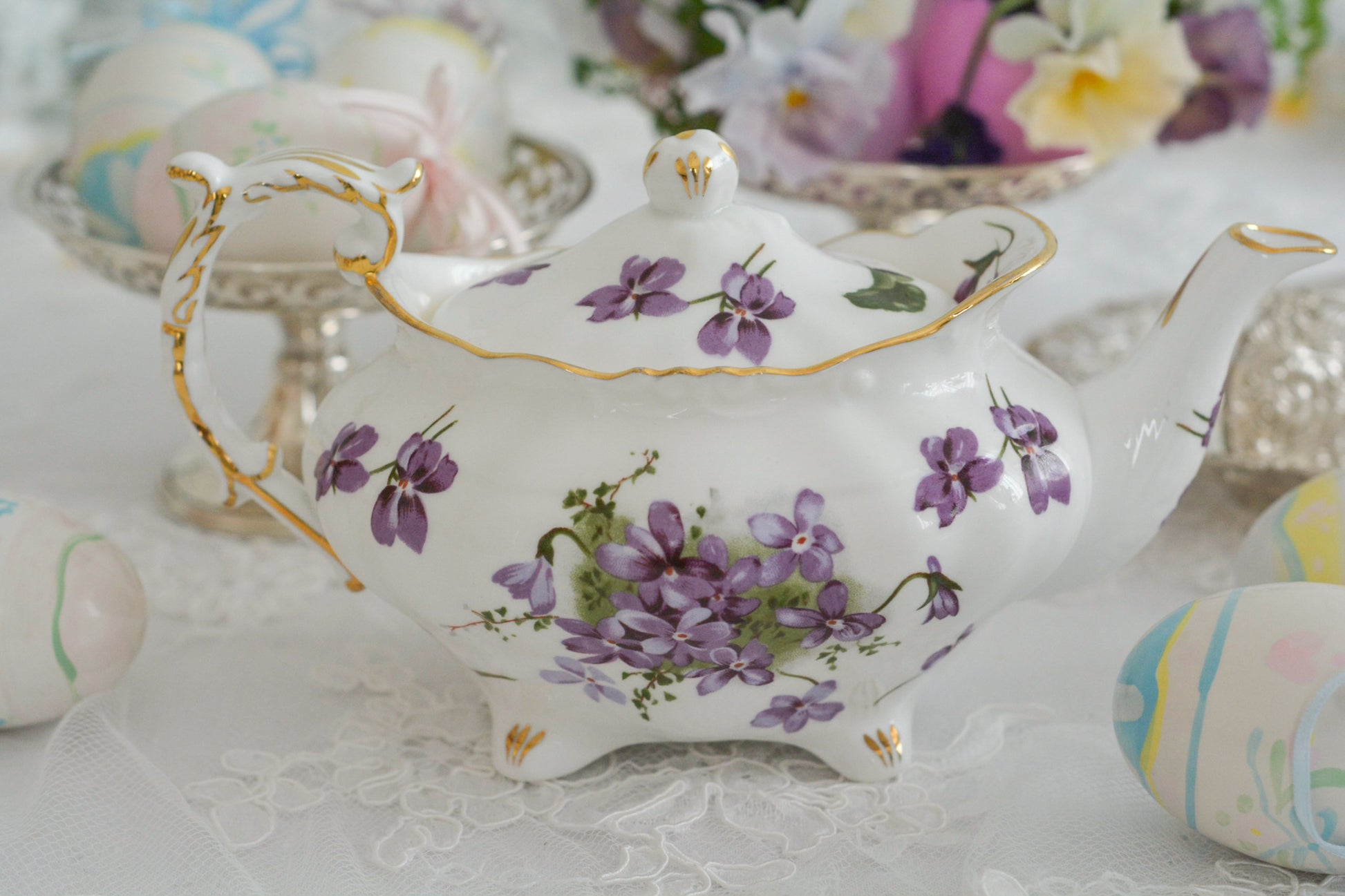 ハマースレイの人気シリーズ、ヴィクトリアンバイオレットシリーズのティーポットです。小さめのサイズで1〜2名のティータイムにぴったりなサイズです。可憐なすみれの模様と優雅なシェイプがとても美しく、おうちティータイムを華やかに盛り上げてくれます。こちらはオールドバックスタンプのお品で、貴重な1930年代頃の作品です。