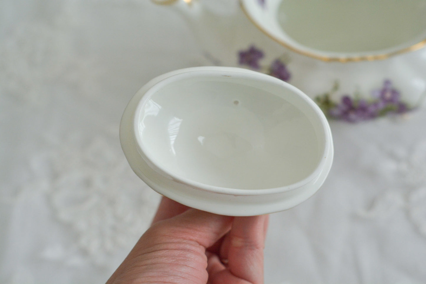 英国ヴィンテージ、ハマースレイの人気シリーズヴィクトリアンバイオレットシリーズの貴重なティーポット。Rose Antiquesはコールポートをはじめ、英国アンティーク磁器を中心にご紹介しています。