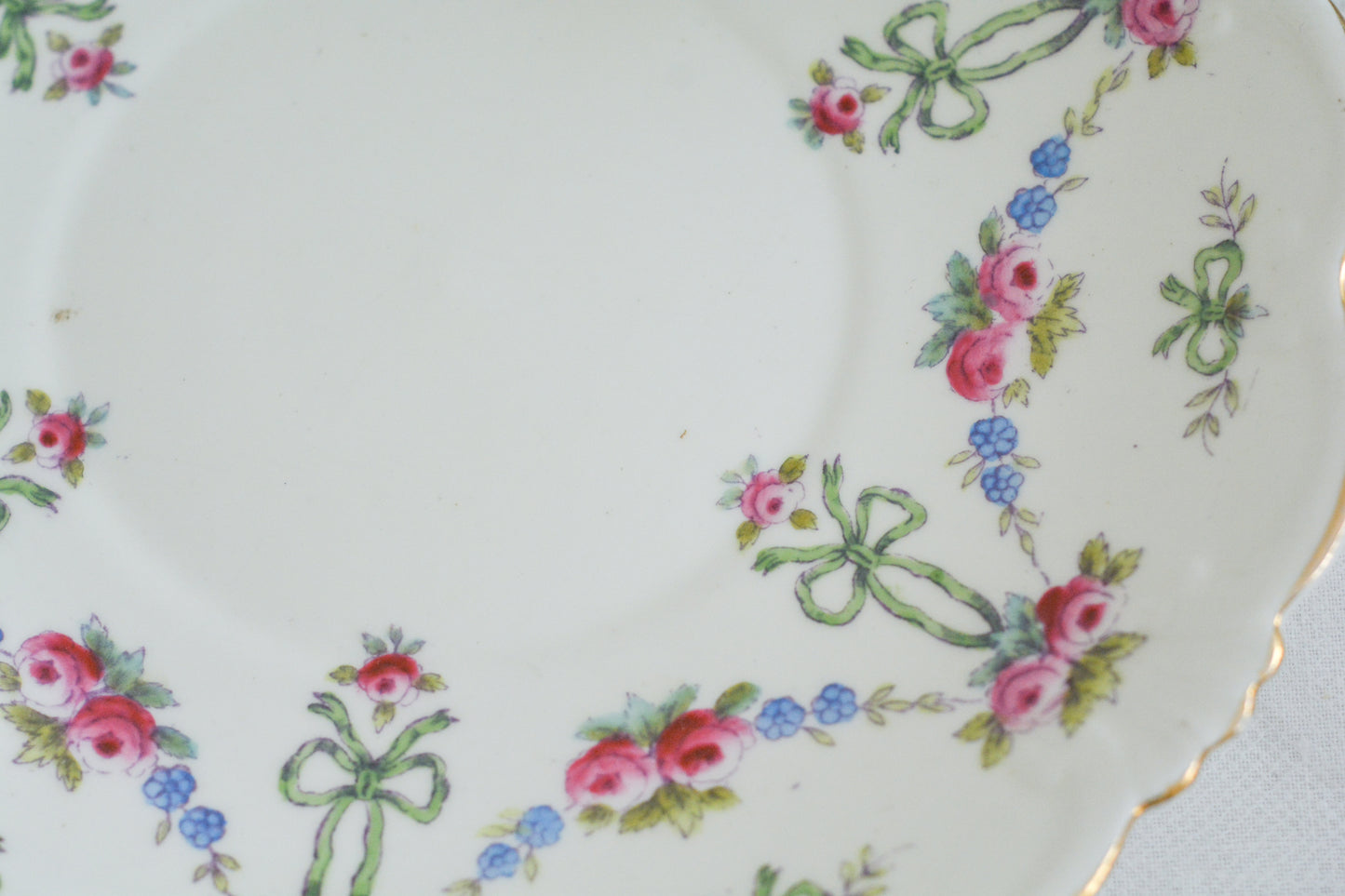 コリンウッドのリボンにバラのガーランドがとっても可愛らしいティートリオ、ミルクジャグ、スロップボウル、デザートプレートがやってきました!ハンドペイントで色つけされたバラやリボンを眺めているだけで気持ちが上向きになる可愛らしさです。ぜひ春のティータイムに。プルダウンから、単品ご選択頂けます