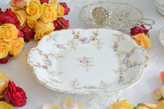 コールポートの花々と宿木?の描かれたプレートです。私は宿木シリーズと呼んでおります。こちらは見が描かれていないので、他の木や珊瑚のようにも見えます。金彩部分もハンドペイントで描かれていて、コールポートらしい上品なお品となっております。華やかでクリスマスにもぴったりな雰囲気です。