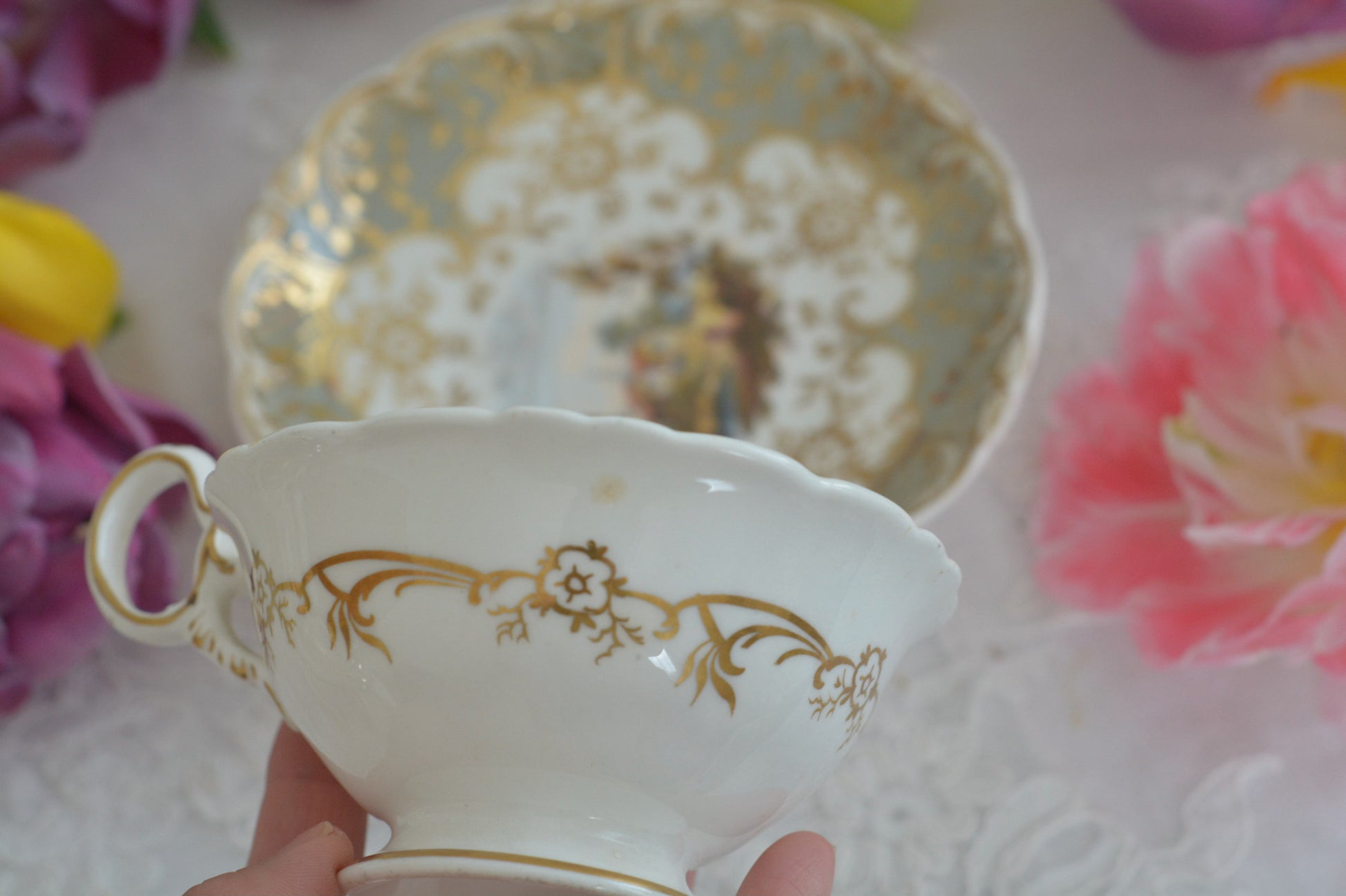 コールポートの中でも一番人気があるアデレードシェイプ。こちらはイギリスの美しい風景が描かれたお品です。のどかな風景がカップ、ソーサーそれぞれに描かれていてなんだかとても温かな気持ちになります。風景画を見ながら紅茶を楽しめる素敵なカップです。