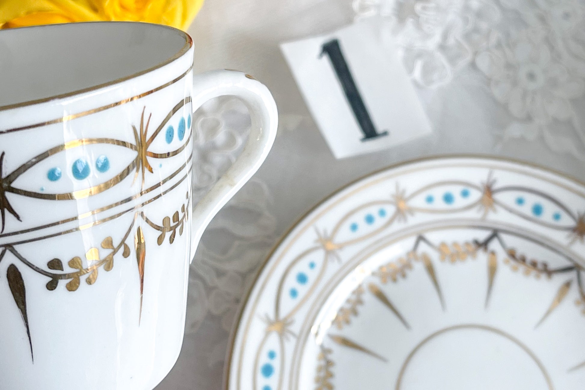 ハンドペイントで描かれた曲線美。アールヌーボースタイルのティートリオです。金彩にターコイズブルーのドットのコントラストが素敵なお品。カップは紅茶にもコーヒーにもお使いいただきやすいデザインです。